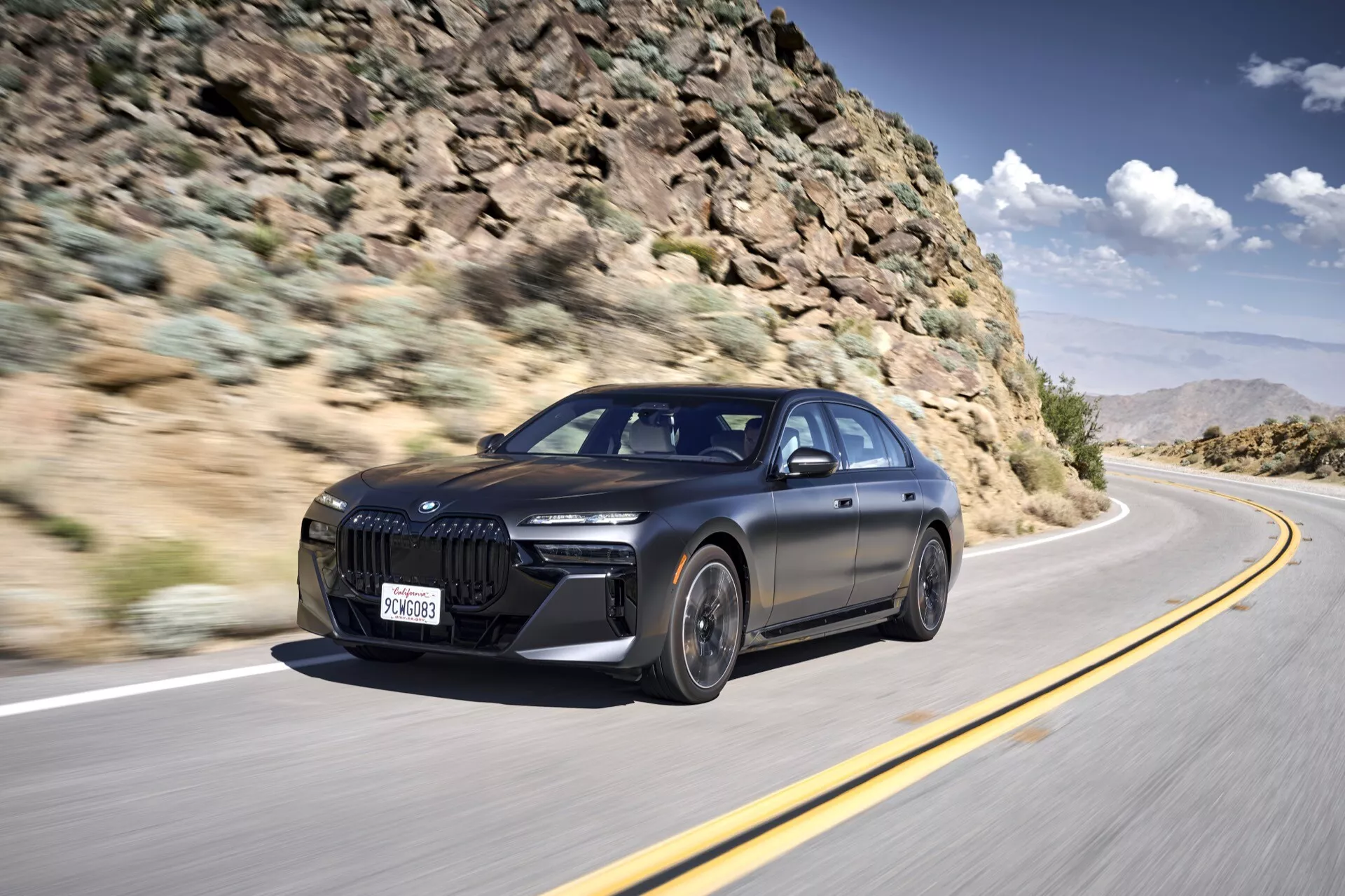 2022 års BMW i7 G70-modell visar upp sin slanka yttre design, innovativa belysningssystem och moderna lyxiga finishar