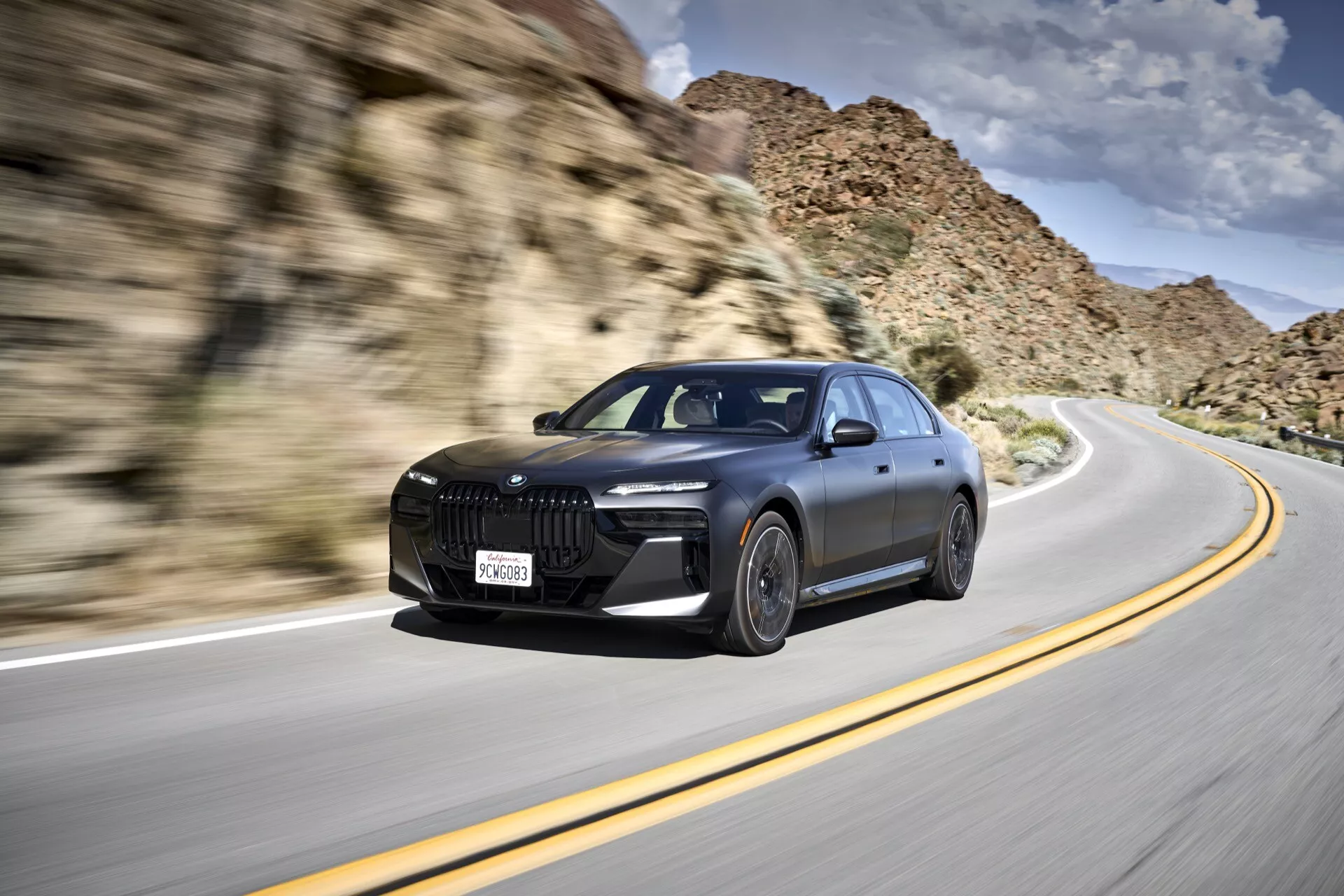 2022 BMW i7 G70 modell i snygg svart som visar fram avancerad teknologi och lyxfunktioner