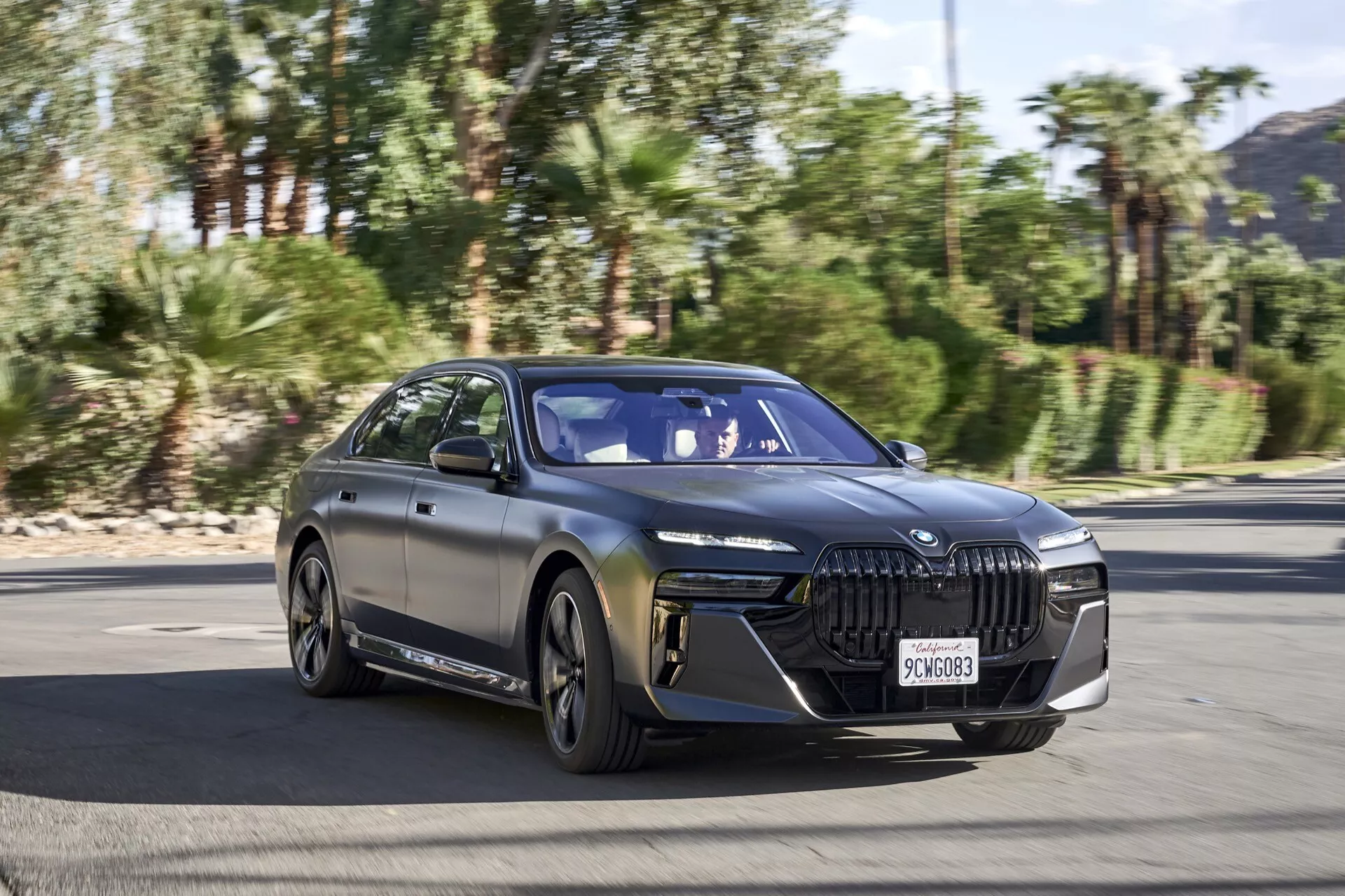 2022 BMW i7 G70 elektrisk lyxig sedan i rörelse på en motorväg, som visar upp sin släta design och avancerade tekniska funktioner