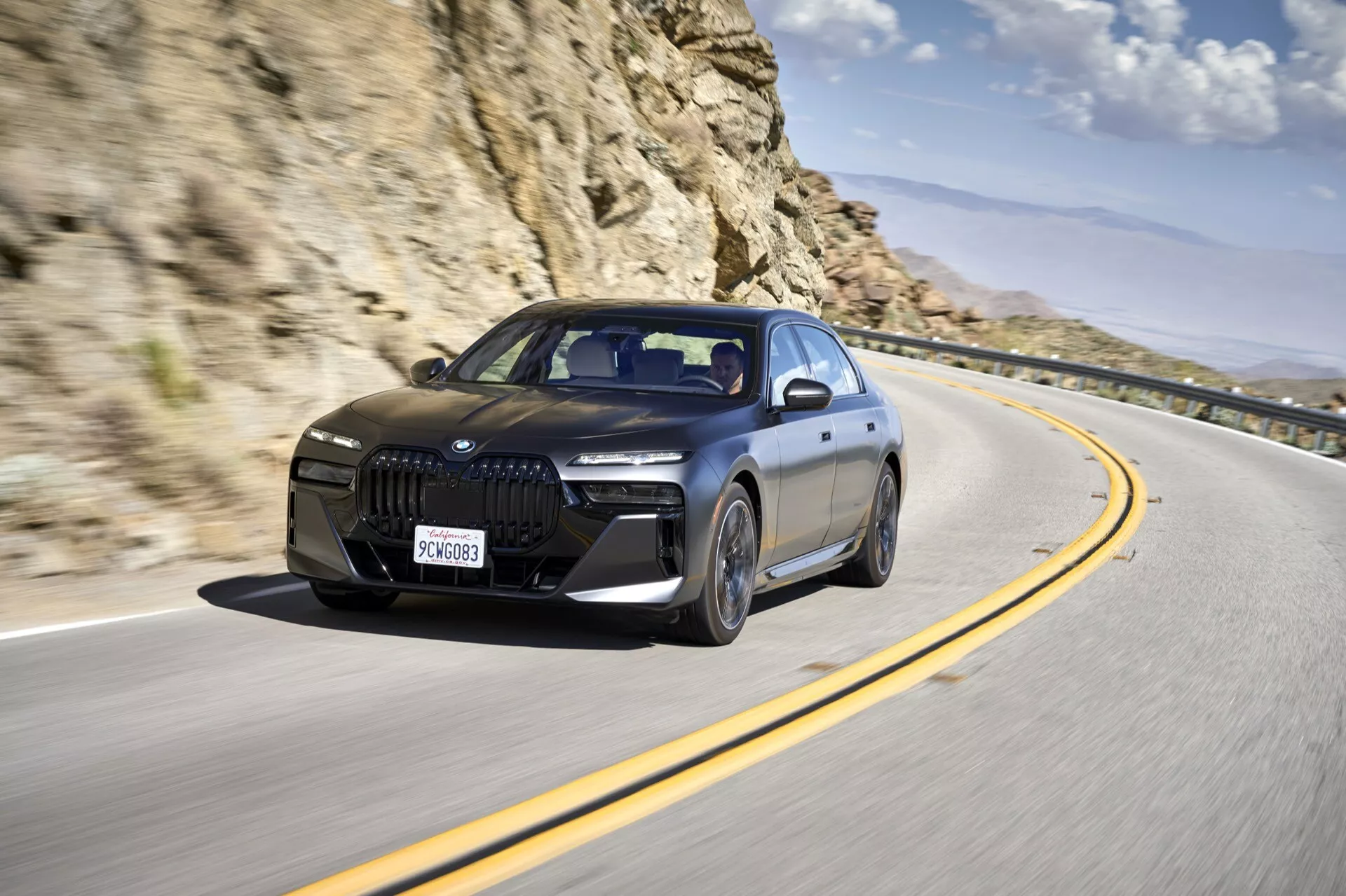 BMW i7 G70 2022 i snyggt silver, visar LED ljussignatur och futuristisk design