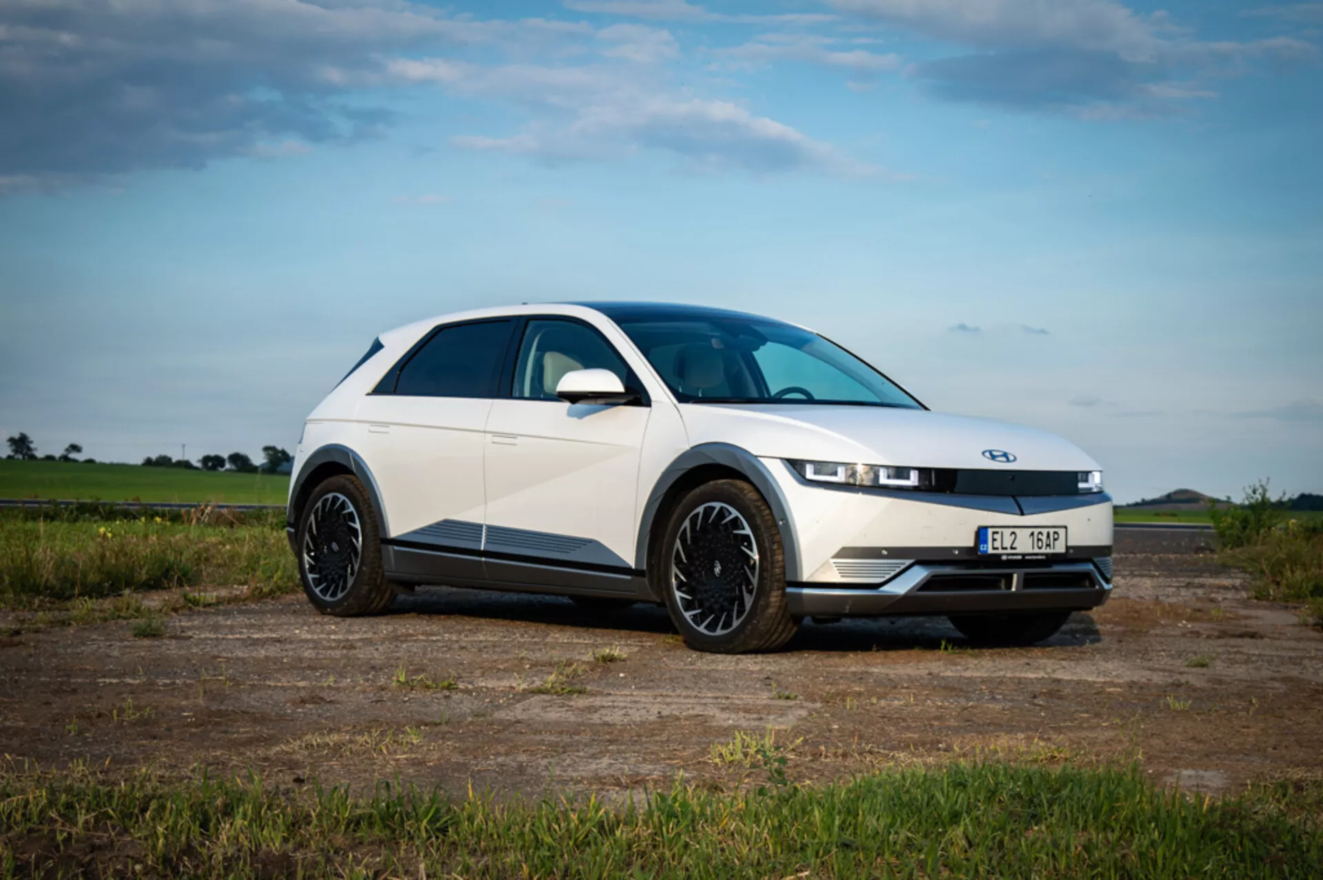 Sidovy av Hyundai Ioniq 5 från 2021 som visar upp dess eleganta silverdesign, futuristiska linjer och distinkta LED-strålkastare