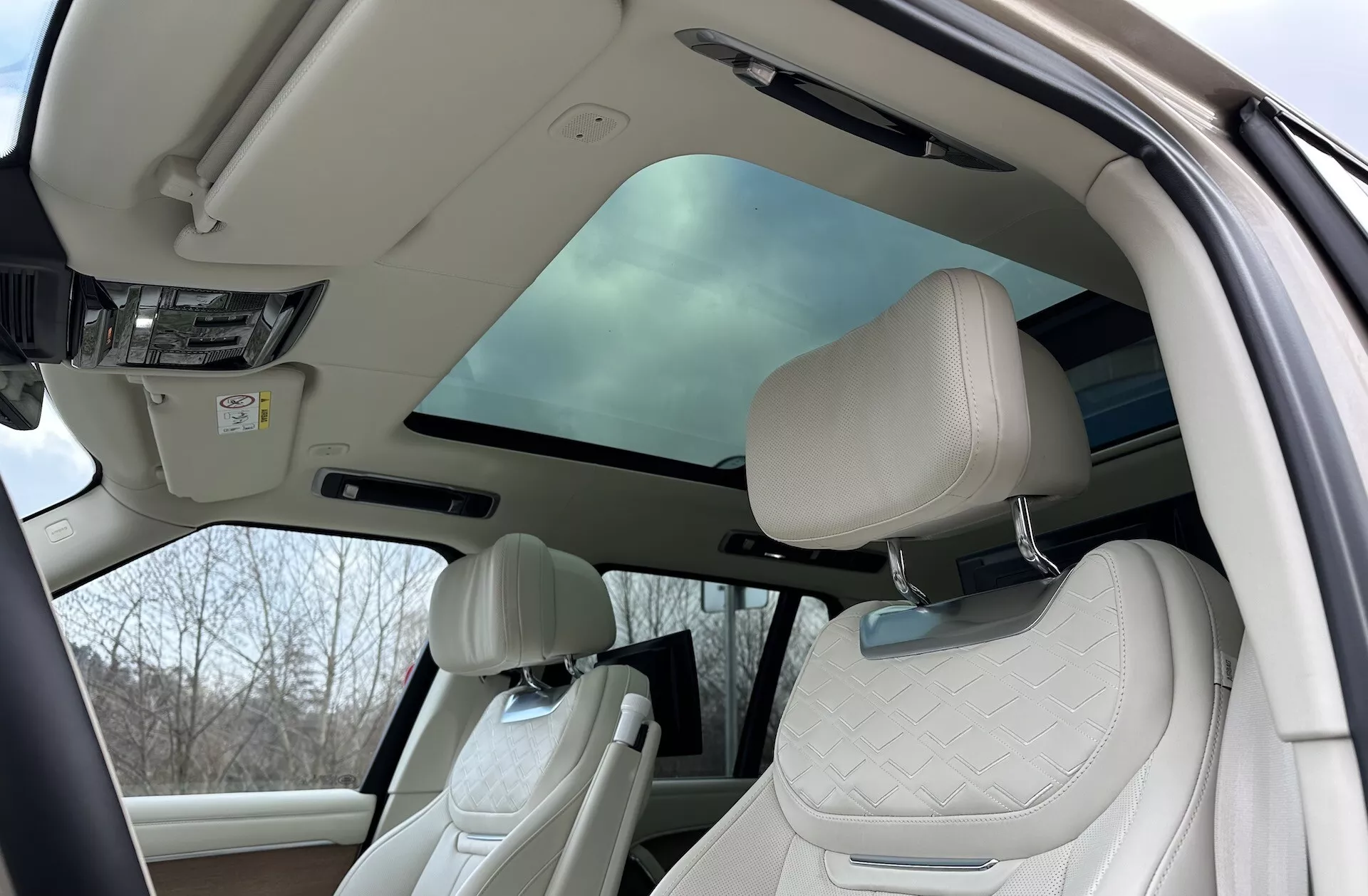 Interiörvy av Land Rover Range Rover 2021 som visar lyxkabinen med panoramatak, kviltade framsäten och avancerade kabinbekvämligheter