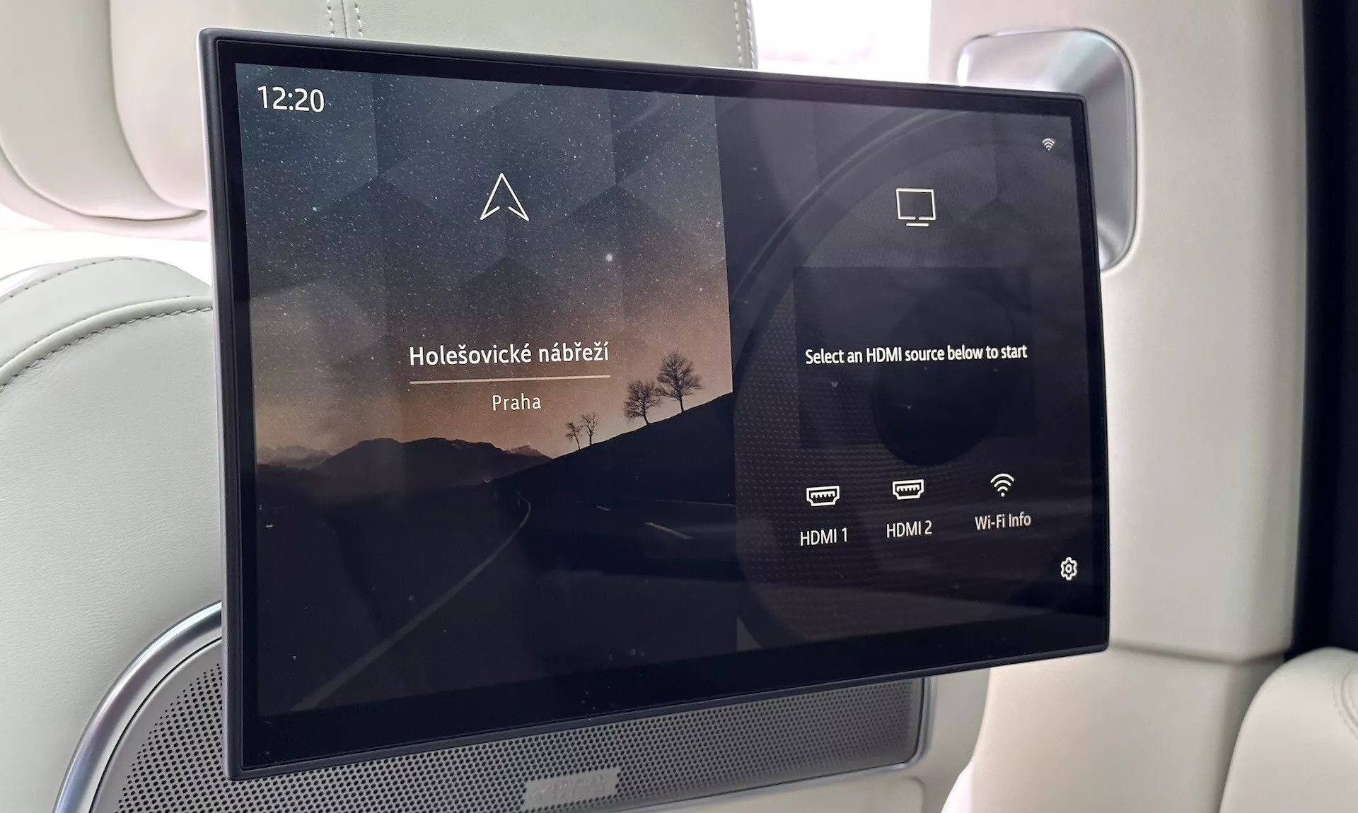 Underhållningssystem i bilen Land Rover Range Rover 2021 med pekskärm bakom säte som erbjuder HDMI-anslutning och Wi-Fi-information, synlig lyxig klädsel