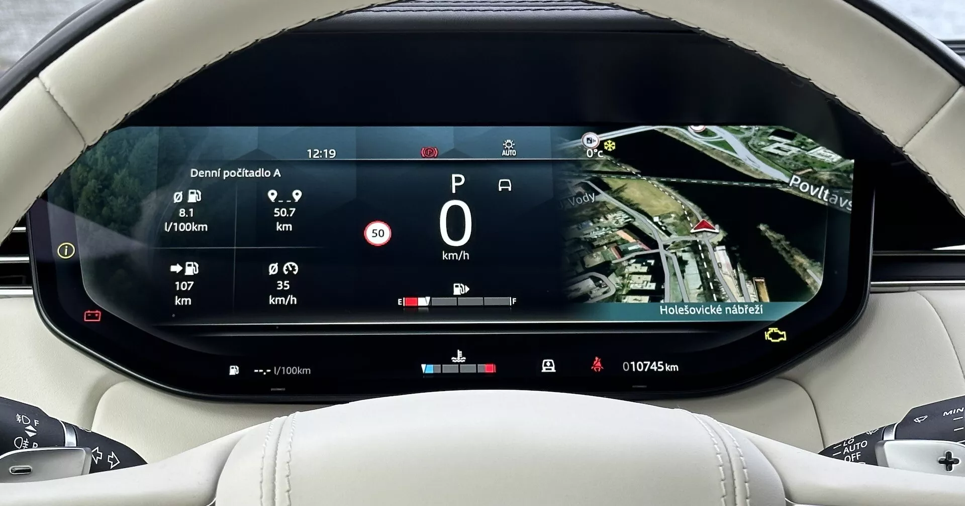 2021 års Land Rover Range Rover digitala instrumentbräda som visar reseinformation, bränsleeffektivitet, hastighet och en satellitnavigeringskarta, sedd från förarens perspektiv