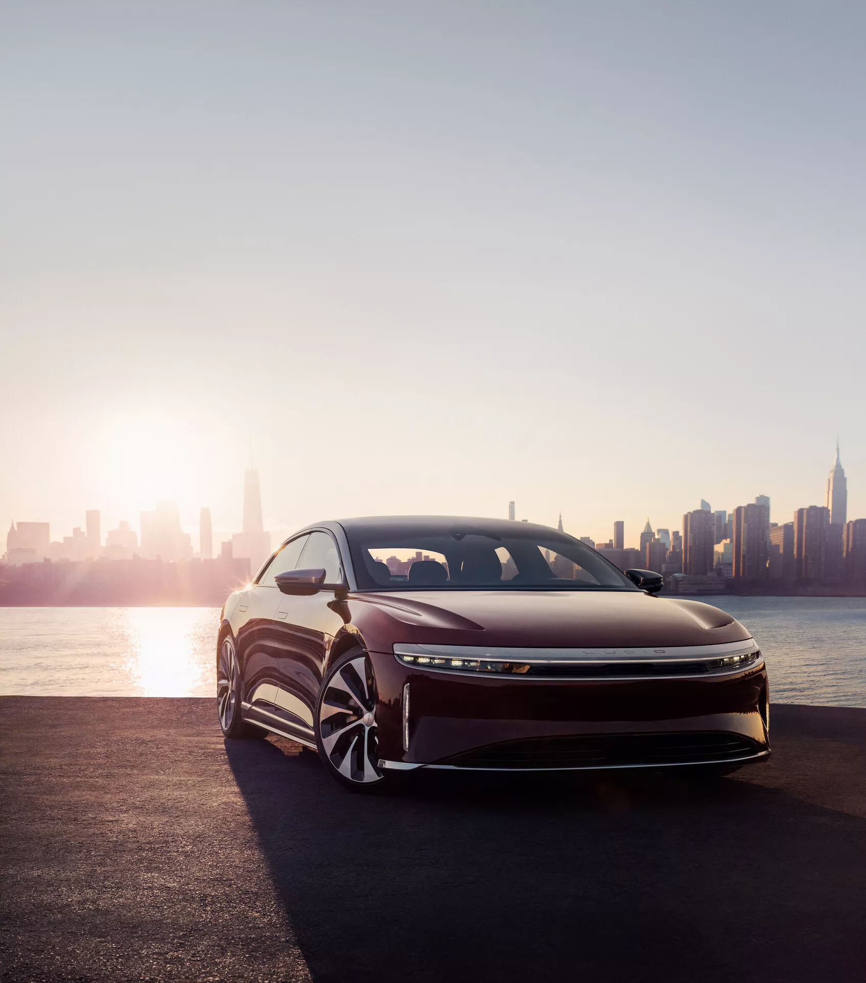 Lucid Air 2022 (1:a Generationen) - Lyxig elbil med elegant aerodynamisk design, avancerade förarassistanssystem, rymlig högteknologisk interiör och imponerande räckvidd och prestanda.