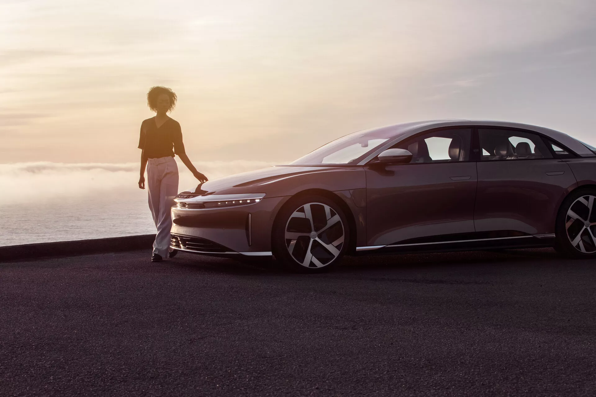 Lucid Air 2022 (1:a generationen) elektrisk lyxsänkt med elegant exteriördesign, moderna strålkastare och baklyktor, stilfulla hjul och avancerad teknik för autonom körning.
