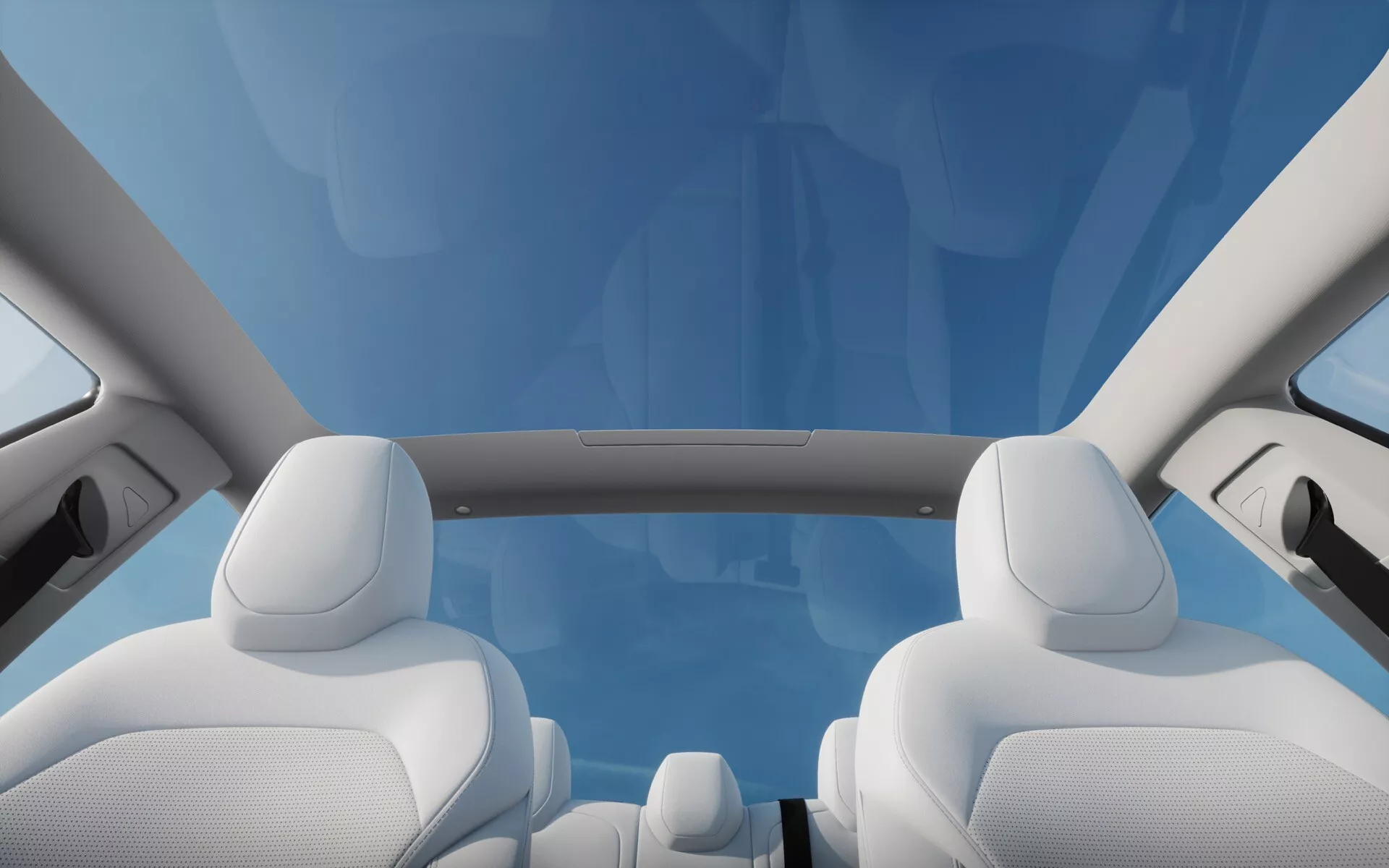 Interiörvy av Tesla Model 3 2023 (1:a generationens ansiktslyft) som framhäver det panoramiska soltaket och den övre delen av framsätena med premiumvitt klädsel under en blå himmel