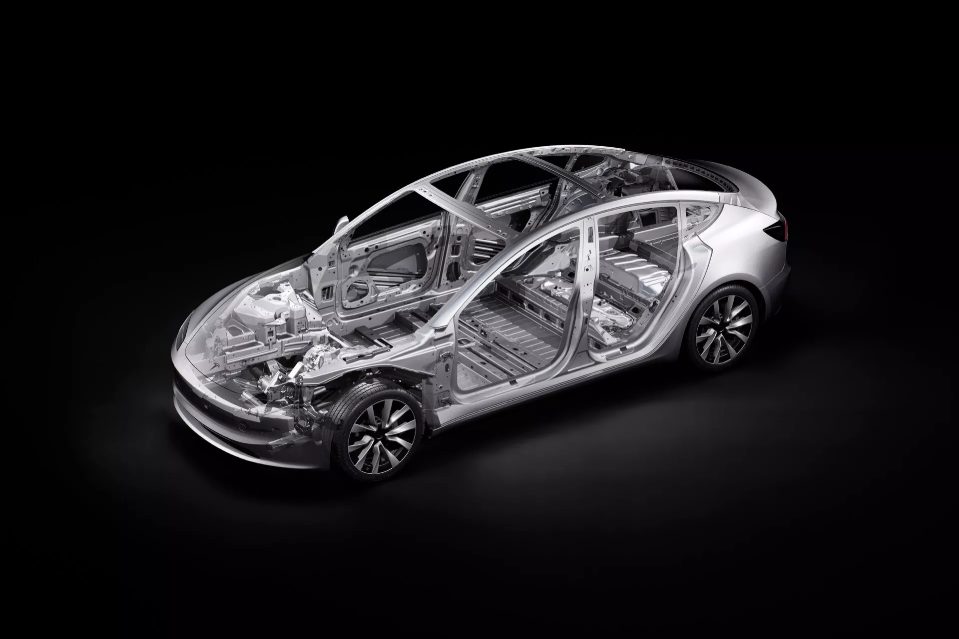 Högvinklad genomskinlig vy av Tesla Model 3 2023 (facelift av första generationen) som visar den interna strukturen och komponenterna, inklusive chassit, passagerarkabinen och en del av drivlinan, med detaljerade vyer av fram- och bakre suspensionssystem, legerade fälgar och en aning om elektrisk drivteknik.