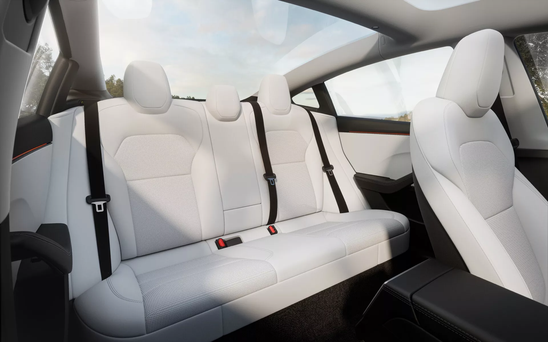 Interiörvy av Tesla Model 3 (första generationens ansiktslyft) 2023 med fokus på elegant designade baksäten med premium vitt quiltat läderklädsel, ergonomiskt stöd och säkerhetsbälten med röda accenter, samt en titt på det avancerade dörrljudsystemet.