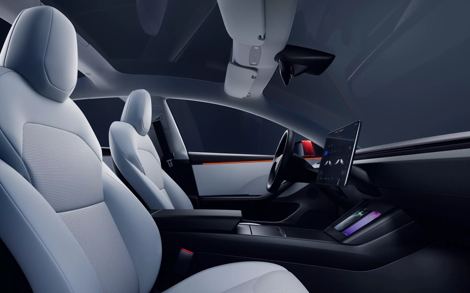 Interiörvy av Tesla Model 3 (1:a generationen facelift) 2023 från passagerarsidan, som visar en modern, minimalistisk främre kabin med läder- eller läderliknande säten, en bred instrumentbräda, minimalistiskt tvåekrad rattratt med integrerade kontroller och en slank mittkonsol