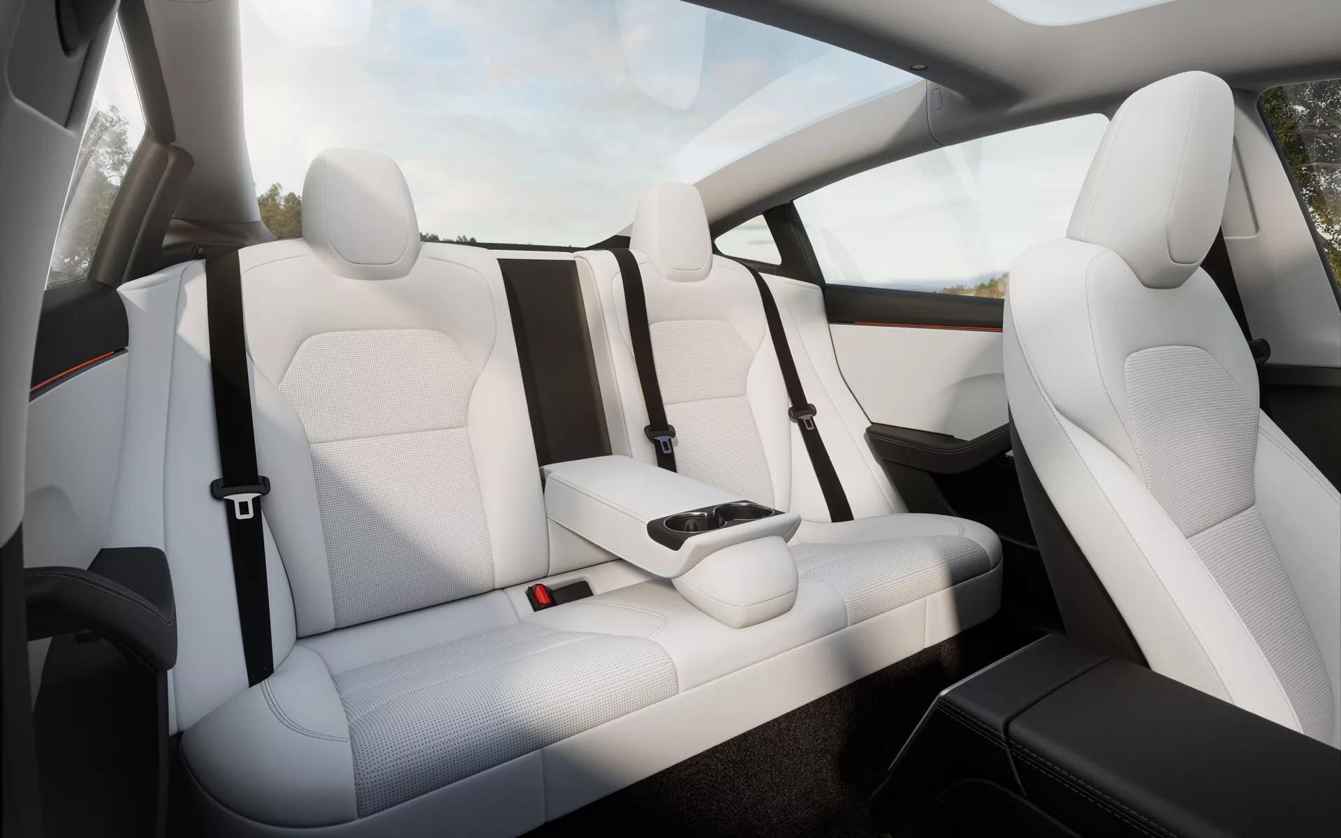 Interiörvy av Tesla Model 3 2023 (Ansiktslyft av 1:a generationen) med fokus på lyxiga baksäten i vitt läder med diamantmönstrad sömnad och panoramasoltak, som illustrerar en modern och bekväm kupédesign