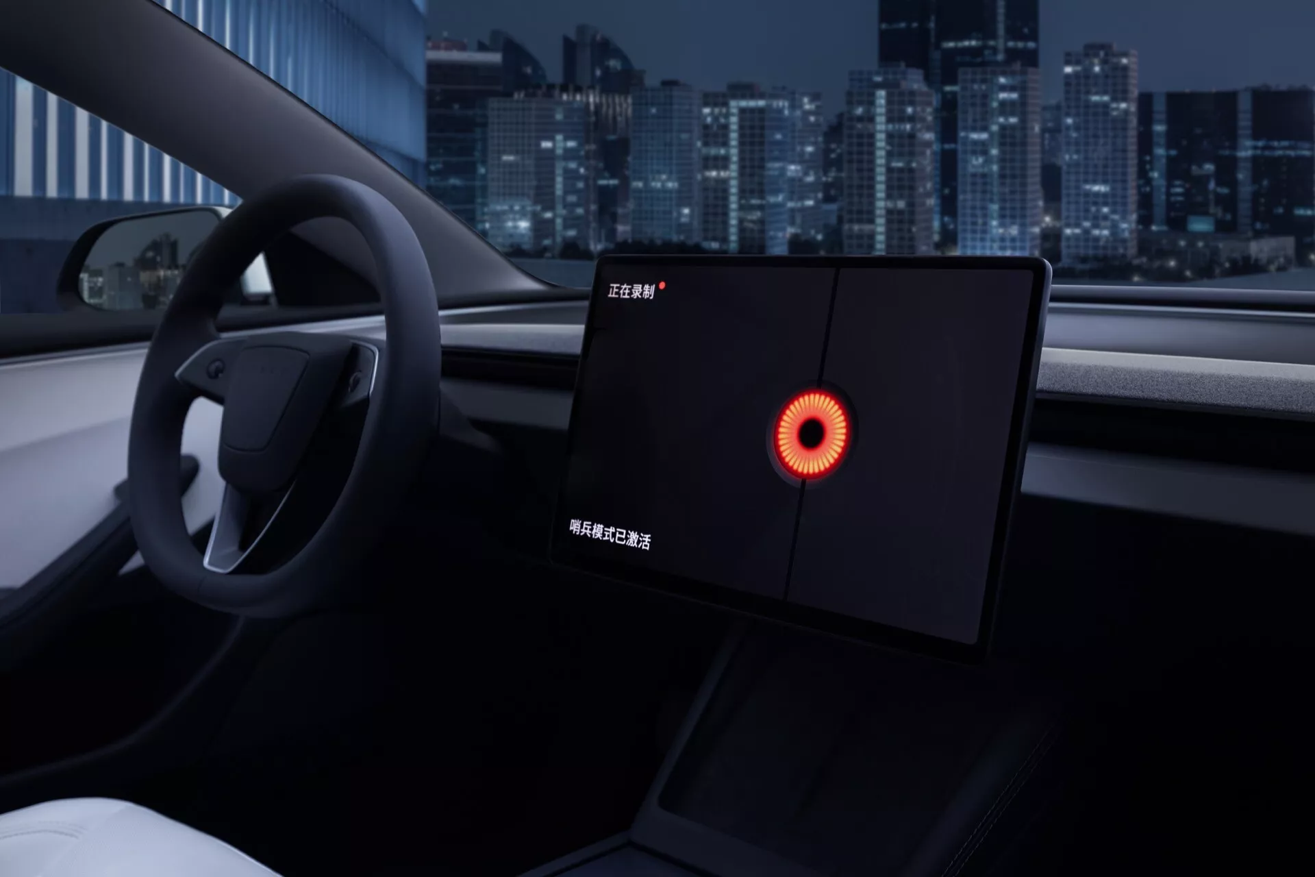 Interiörvy av Tesla Model 3 facelift 2023 som framhäver en minimalistisk ratt, sömlös instrumentbräda, bred pekskärmsdisplay för infotainment med varningsnotifikation, omgivningsbelysning och en glimt av lyxiga passagerarsätet mot en nattlig stadssiluett.