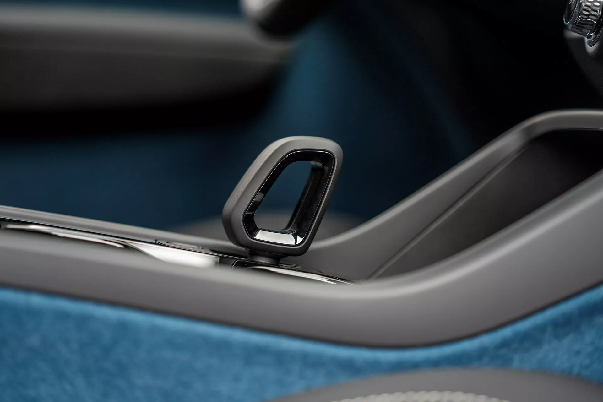 Första generationen av 2021 Volvo C40 som visar en elegant design, premiuminteriör och avancerad elektrisk drivlina på en modern urban bakgrund
