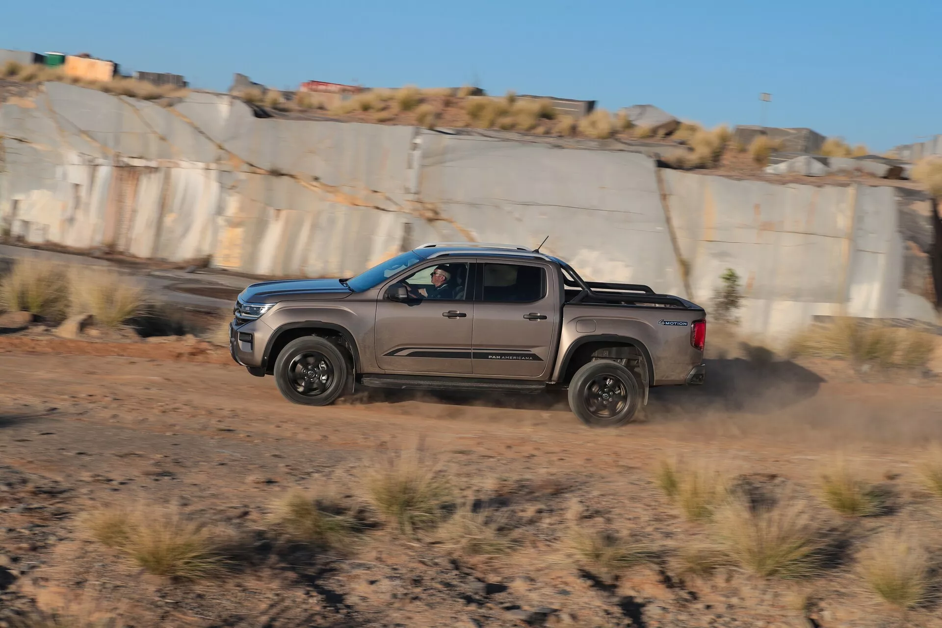 VW Nutzfahrzeuge Amarok 2023 (2:a generationen) pickup, som visar upp en robust design, förbättrade terrängegenskaper och avancerade tekniska funktioner i en sofistikerad exteriör.