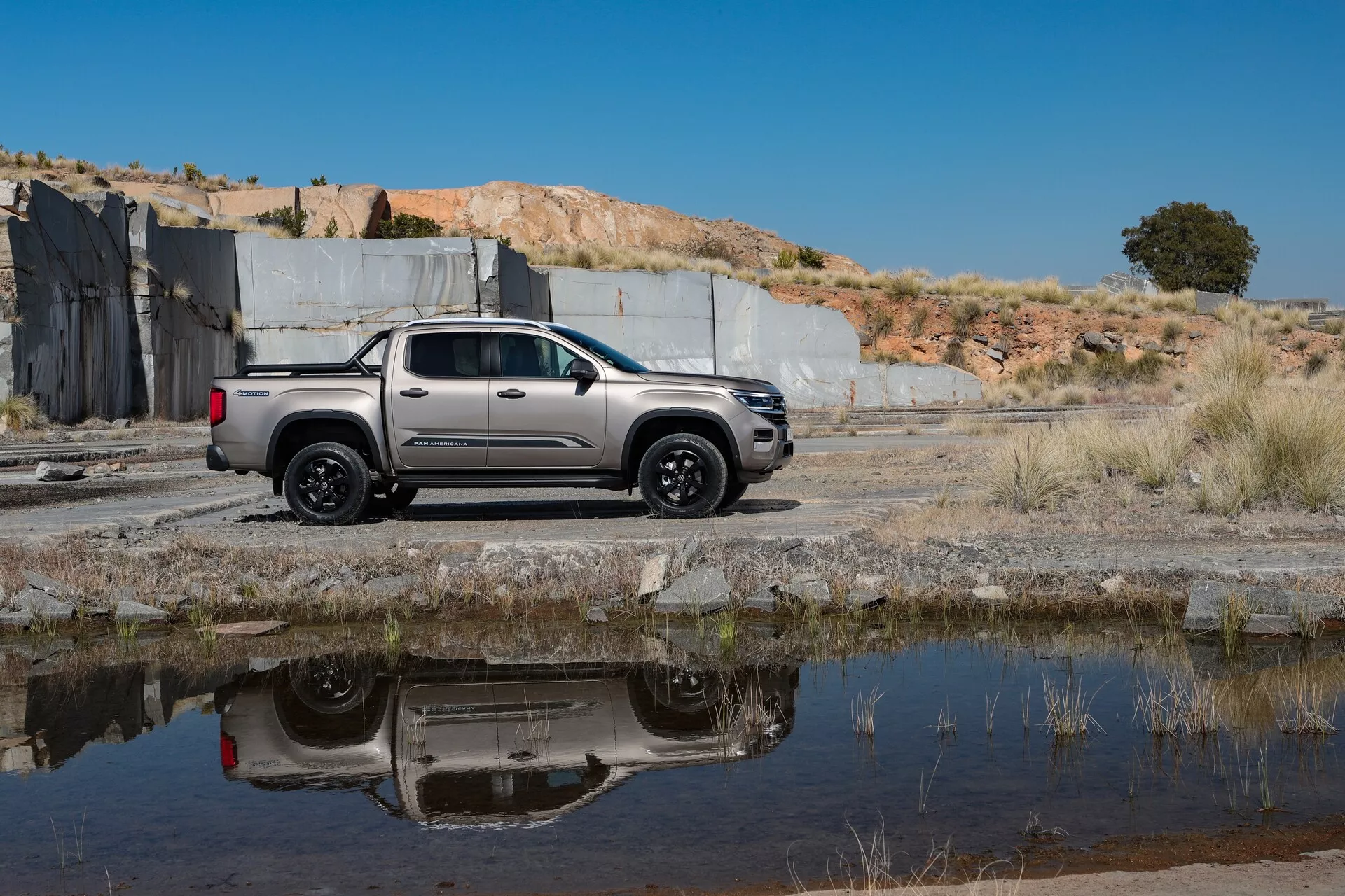 Högupplöst bild av 2023 års andra generationens VW Nutzfahrzeuge Amarok som visar dess eleganta design och avancerade funktioner