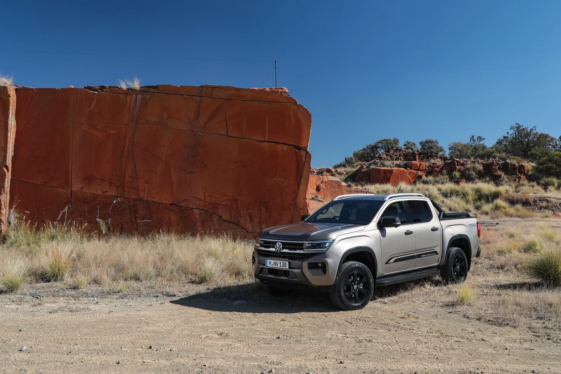 Andra generationens Volkswagen Nutzfahrzeuge Amarok 2023, som framhäver dess robusta design, rena vita färg och kraftfulla prestanda på tuffa terränger.