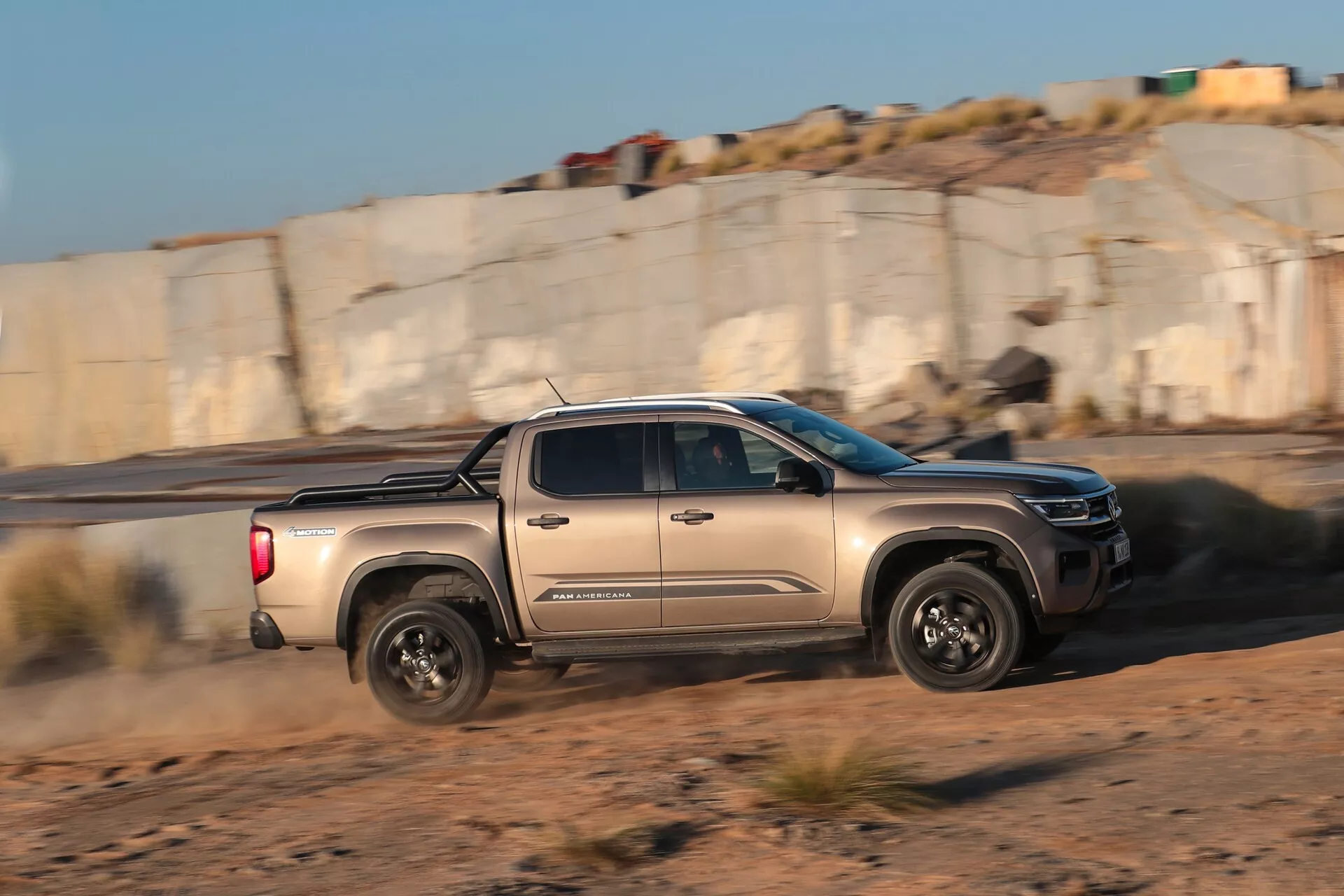 VW Nutzfahrzeuge Amarok 2023 andra generation – elegant svart pickup med robust terrängkapacitet, moderna LED-strålkastare, aerodynamisk design och avancerade förarassistanssystem.