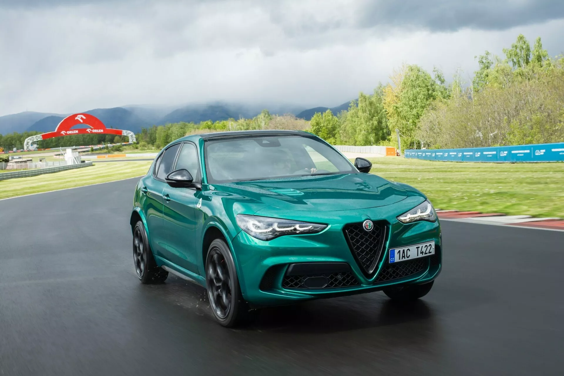 Alfa-Romeo Giulia Quadrifoglio 2023 i strålande rött som visar dess eleganta design, avancerade aerodynamik och kraftfulla hållning