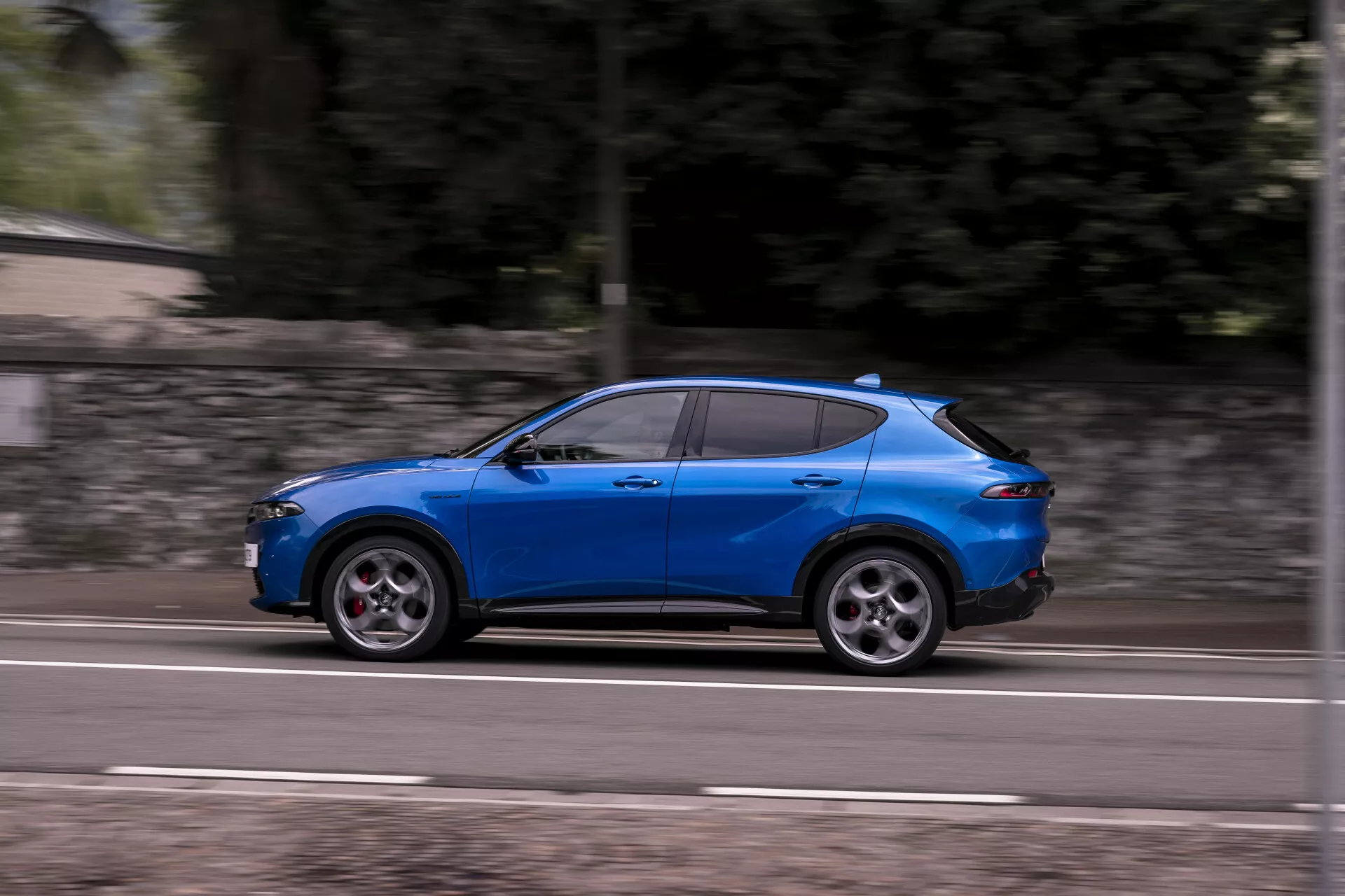 Alfa Romeo Tonale modell 2022 965 som visar upp en elegant design och avancerade funktioner