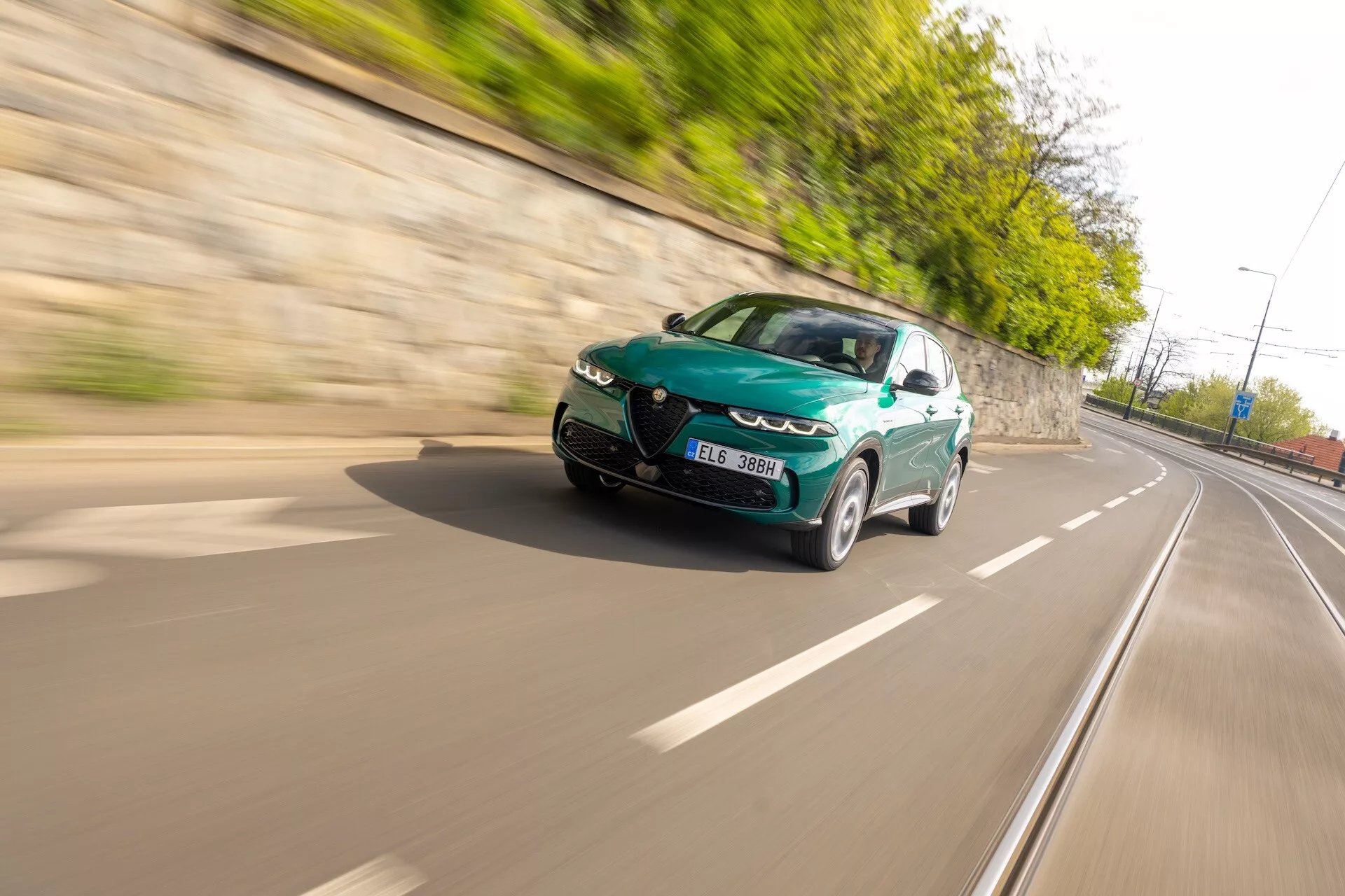 Elegant Alfa-Romeo Tonale 2022 i en dynamisk pose som lyfter fram dess smidiga design och avancerade funktioner
