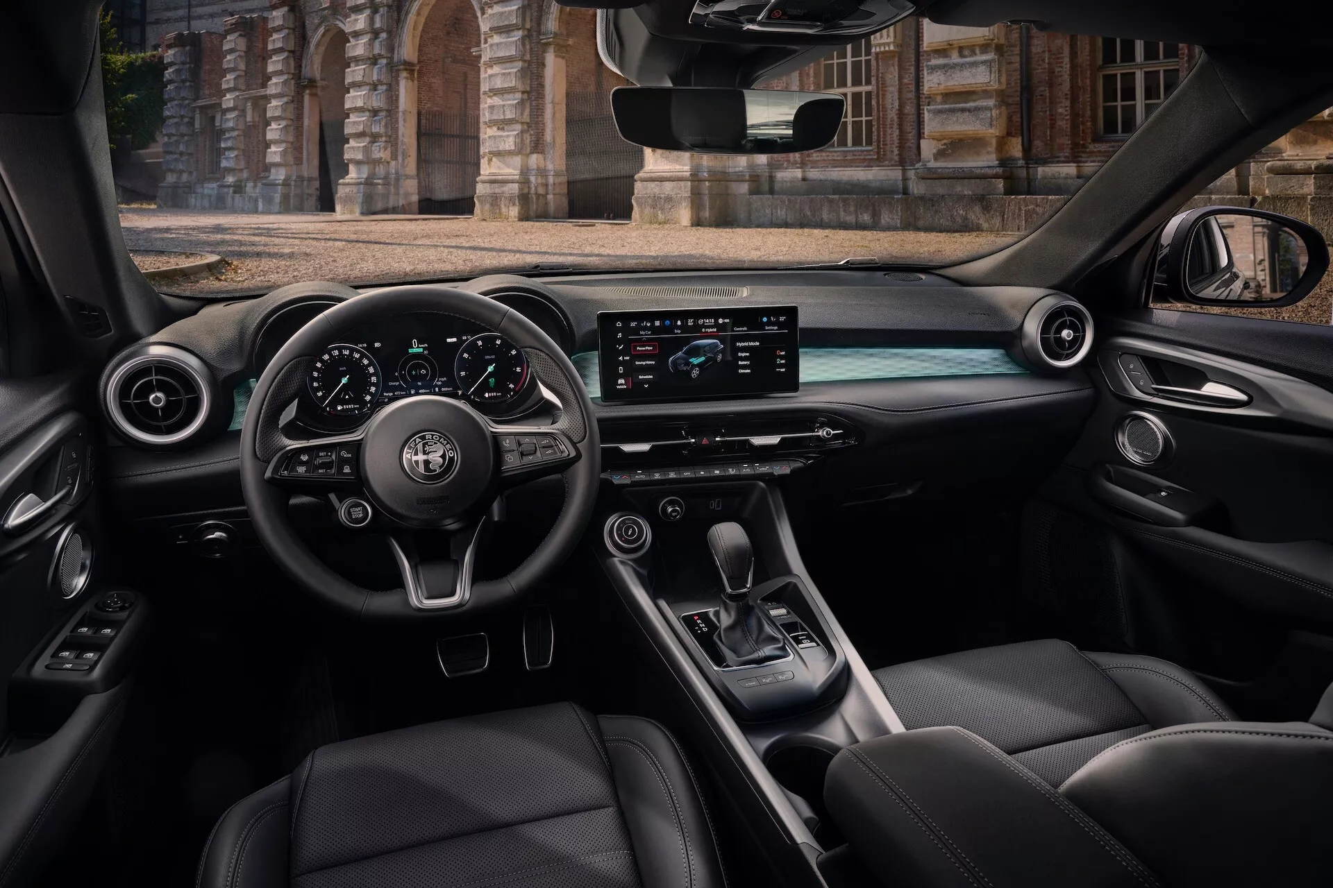 Interiörvy av Alfa Romeo Tonale 2022 från baksätets passagerarsäte med cockpit, ratt med kontroller, digital instrumentbräda, horisontell infotainmentskärm, mittkonsol med växelspak och lyxiga lädersäten