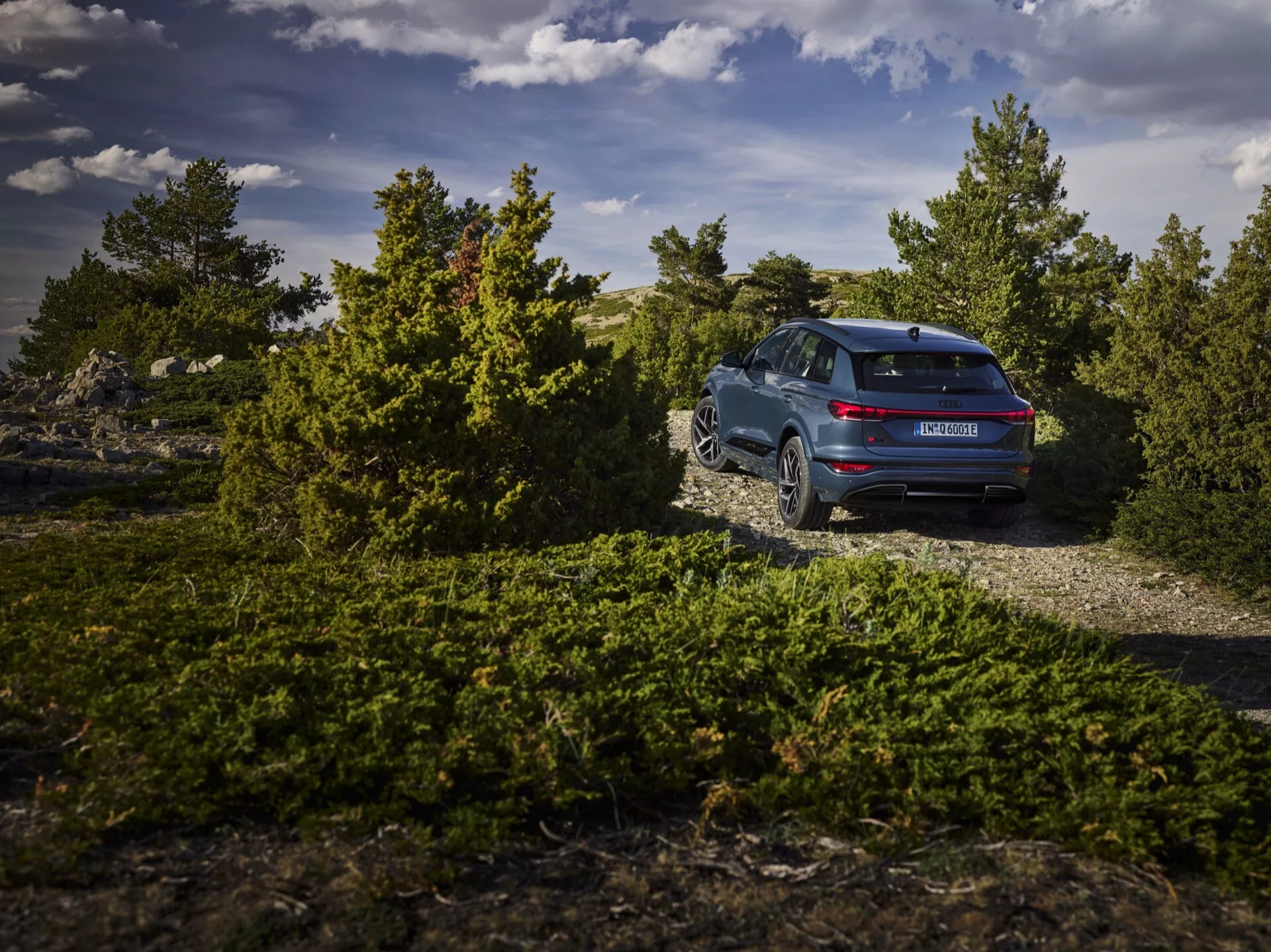 Audi Q6 e-tron 2024 (gf) - Med en helt elektrisk drivlina, elegant aerodynamisk design, avancerade LED-strålkastare, lyxig interiör med avancerat infotainmentsystem och högpresterande kapabiliteter lämpliga för den moderna livsstilen.