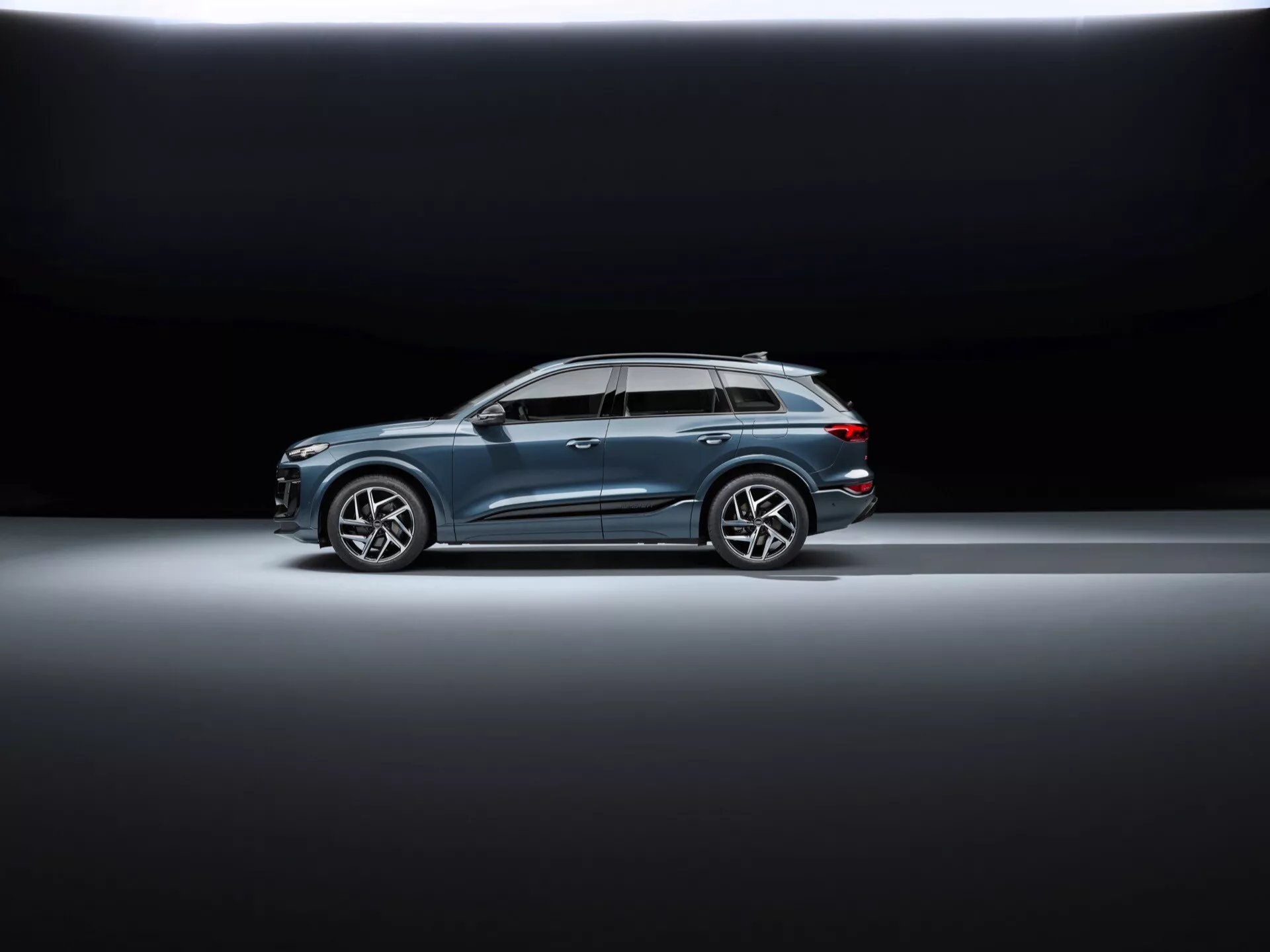 Audi Q6 e-tron 2024 - Med elegant design, avancerad elteknologi, innovativ interiör och hög prestanda.