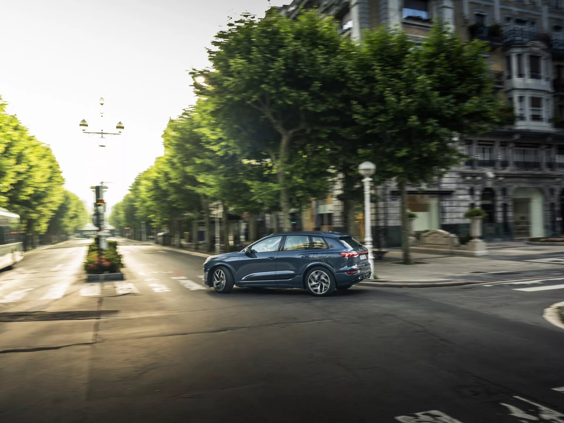 Audi Q6 e-tron 2024 lyxig elektrisk SUV, som visar upp elegant aerodynamisk design, banbrytande teknik, förstklassiga interiörer och avancerade säkerhetsfunktioner, fotograferad i modern stadsomgivning.