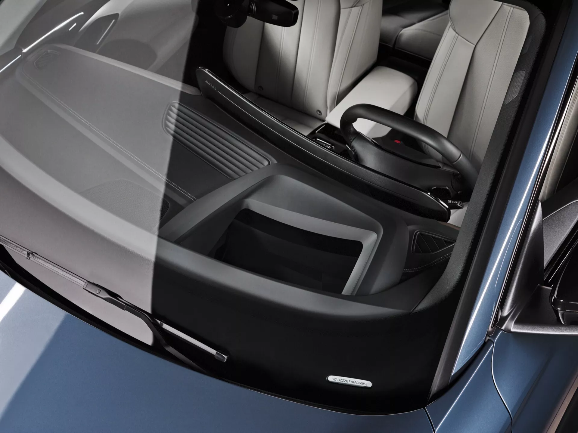 Sidosvy av den eleganta och futuristiska Audi Q6 e-tron 2024, som visar upp dess eleganta designlinjer, aerodynamiska profil och toppmoderna elektriska teknik.