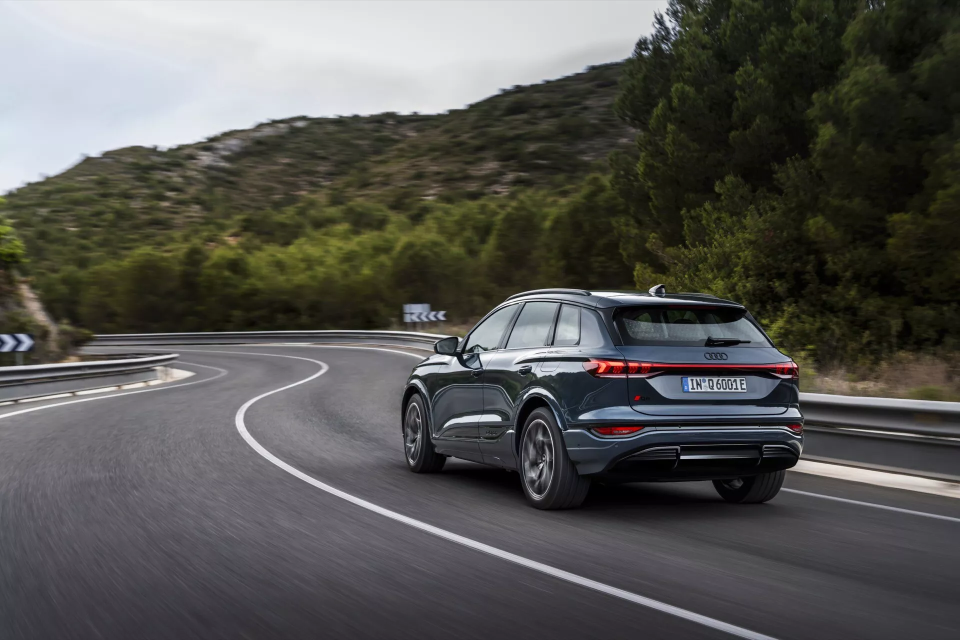 Audi Q6 e-tron 2024 är en banbrytande, helt elektrisk SUV som har avancerade tekniska funktioner, en slank design och en rymlig, lyxig interiör. Denna modell representerar framtiden för miljövänlig körning med sin kraftfulla elmotor, snabba laddningsmöjligheter och stora räckvidd. Det moderna exteriören, komplett med Audis signatur LED-strålkastare och aerodynamiska linjer, framhäver fordonets engagemang för hållbarhet och innovation.