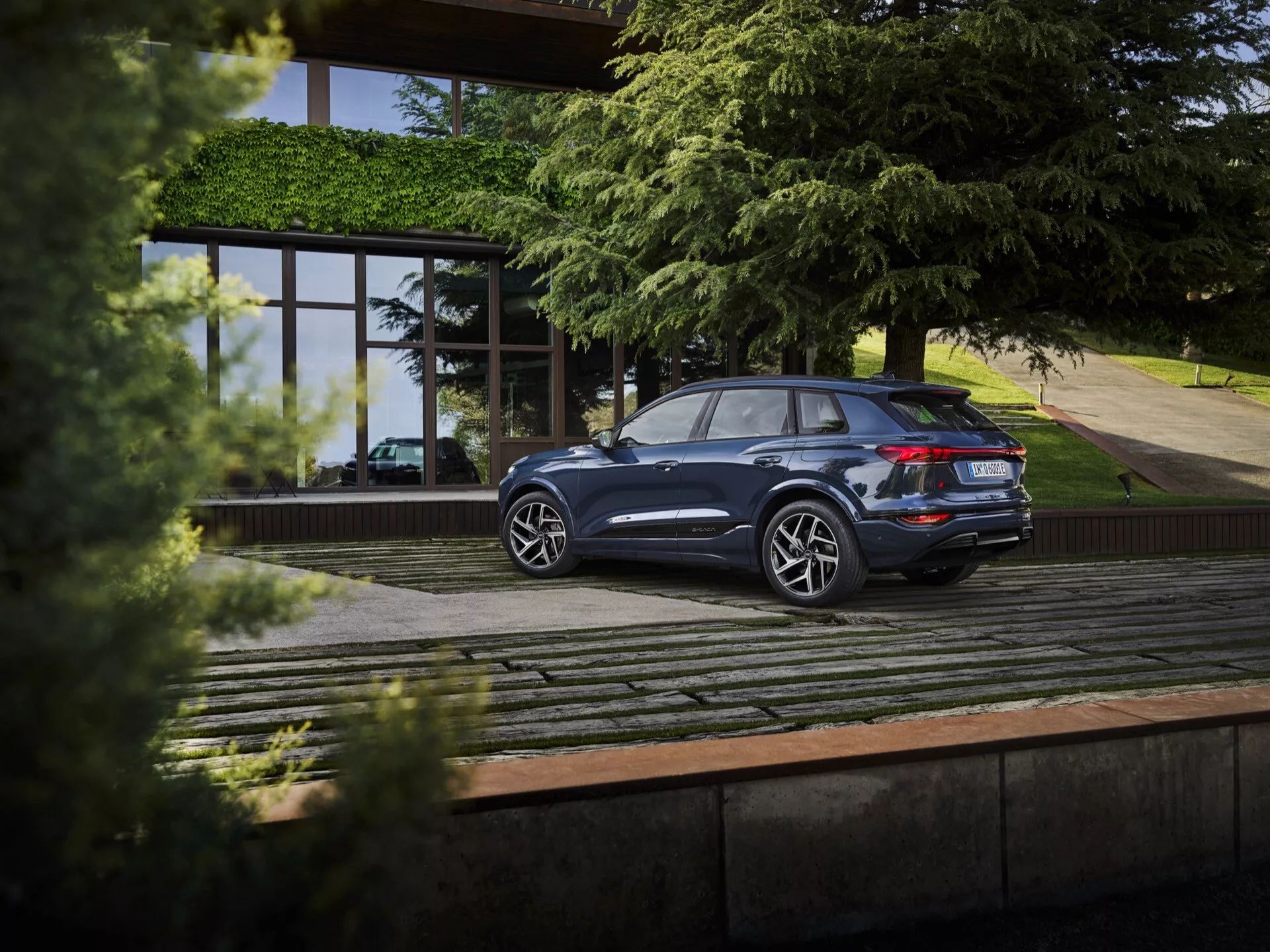 Audi Q6 e-tron 2024 med en elegant design, avancerad elteknologi, dynamiskt främre galler, innovativ belysning och lyxig interiör.
