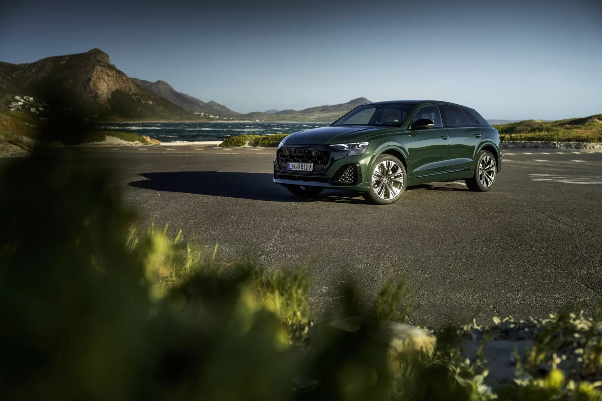 2023 års Audi Q8 4M-Facelift modell som visar sin slanka design, avancerade LED-strålkastare och lyxiga interiör