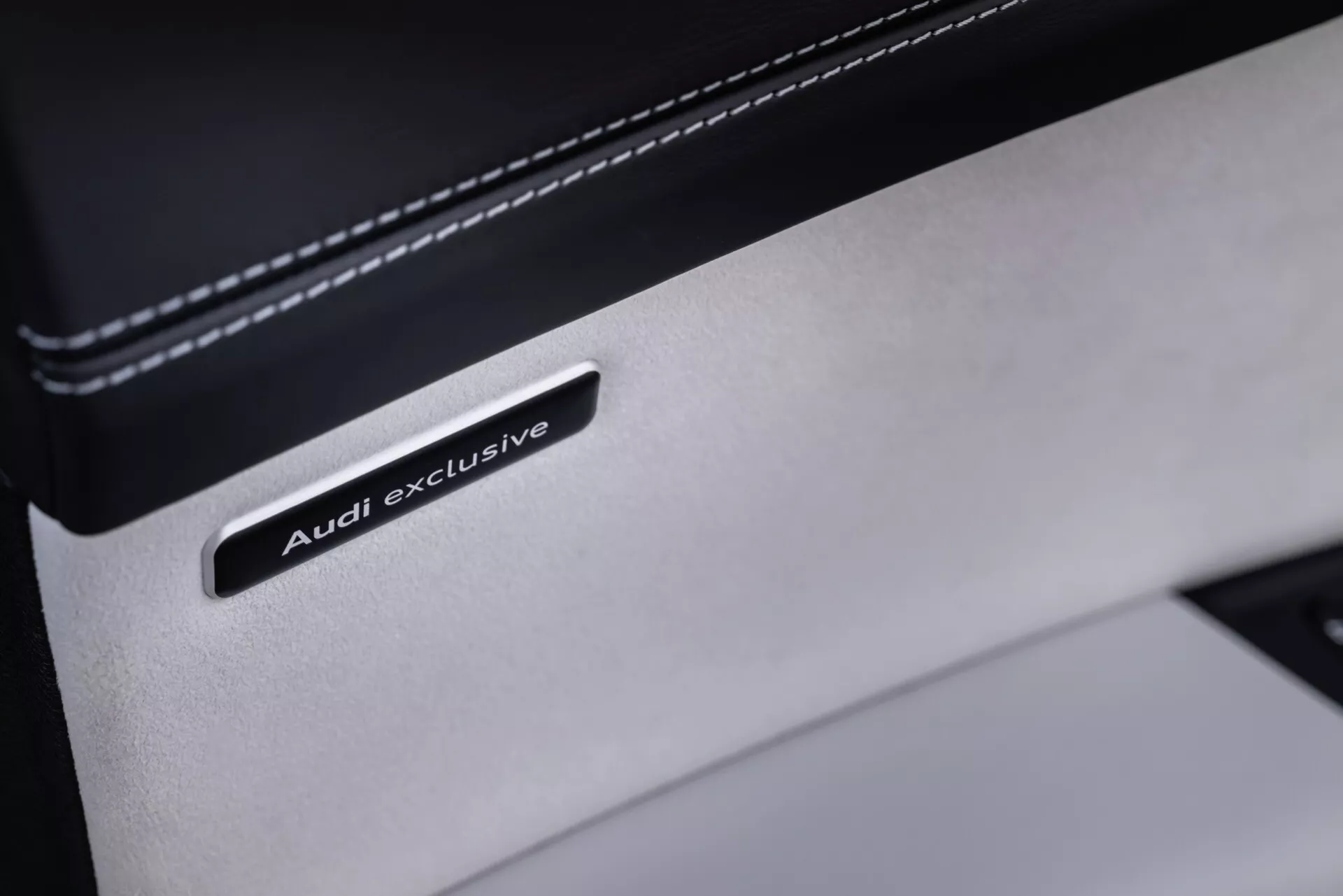 Närbild av Audi exclusive-märket på premiumläderdetalj i interiören på Audi Q8 2023 (4M-Facelift), som visar lyxanpassning och materialkvalitet