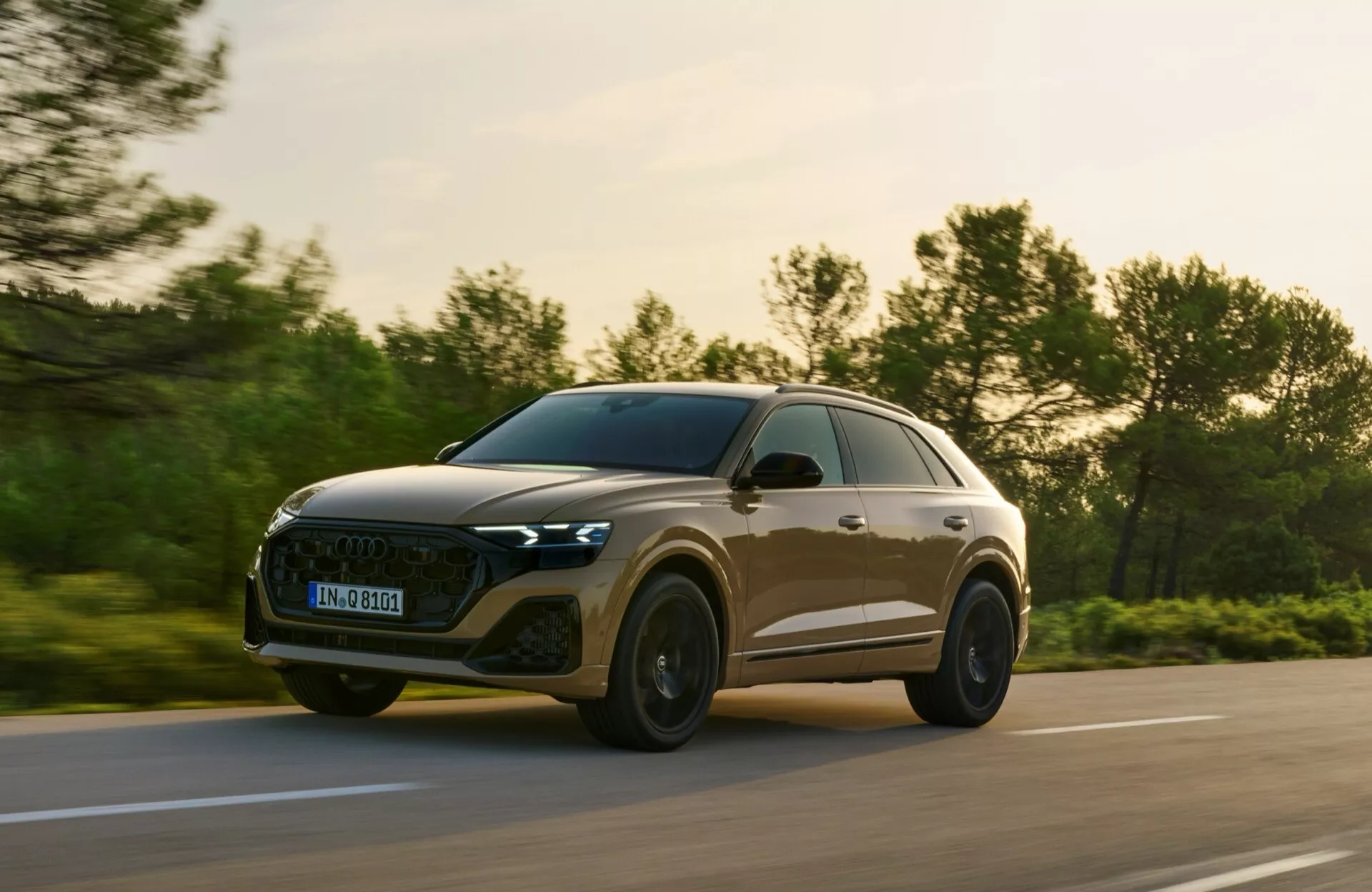 Audi Q8 2023 (4M Facelift) i en dynamisk pose som framhäver dess snygga design och avancerade funktioner