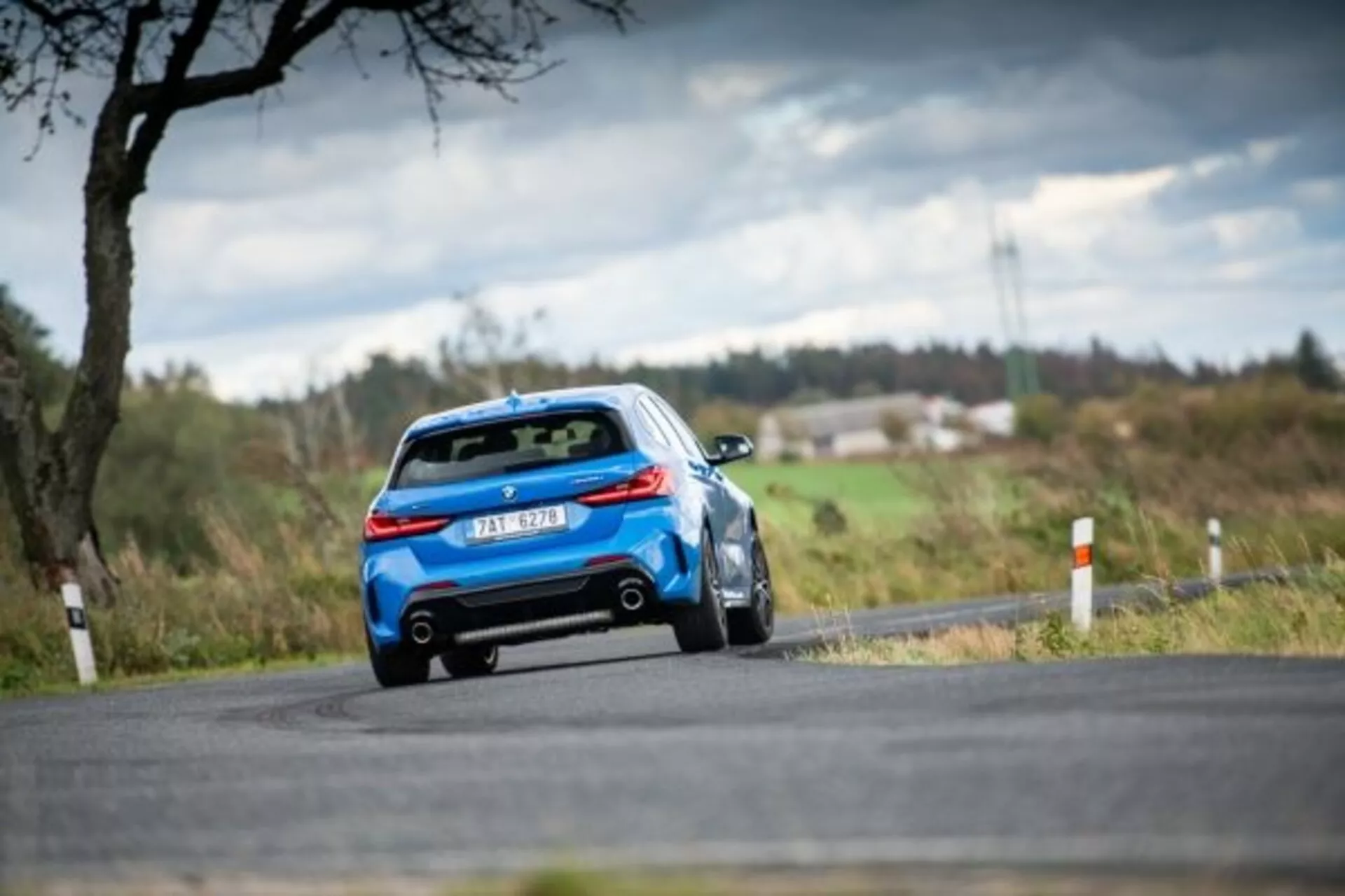 2019 BMW 1-serie M Performance modell i snygg metallgrå, med strömlinjeformad aerodynamik, sportiga lättmetallfälgar och signatur-LED-strålkastare