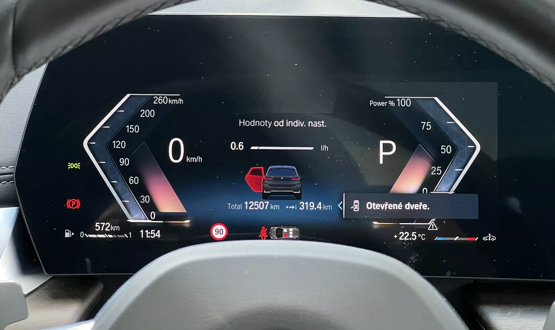 Digital instrumentbräda för BMW 2-serien Active Gran Tourer 2022 som visar Hastighetsmätare, Kraftanvändning, Växelväljarindikator, Fordonstatusgrafik, Resemätare, Totalmätare, Extern temperatur, Varningsmeddelanden, Tid, Intern temperatur och Bränslemätare från förarens perspektiv på tjeckiska eller slovakiska