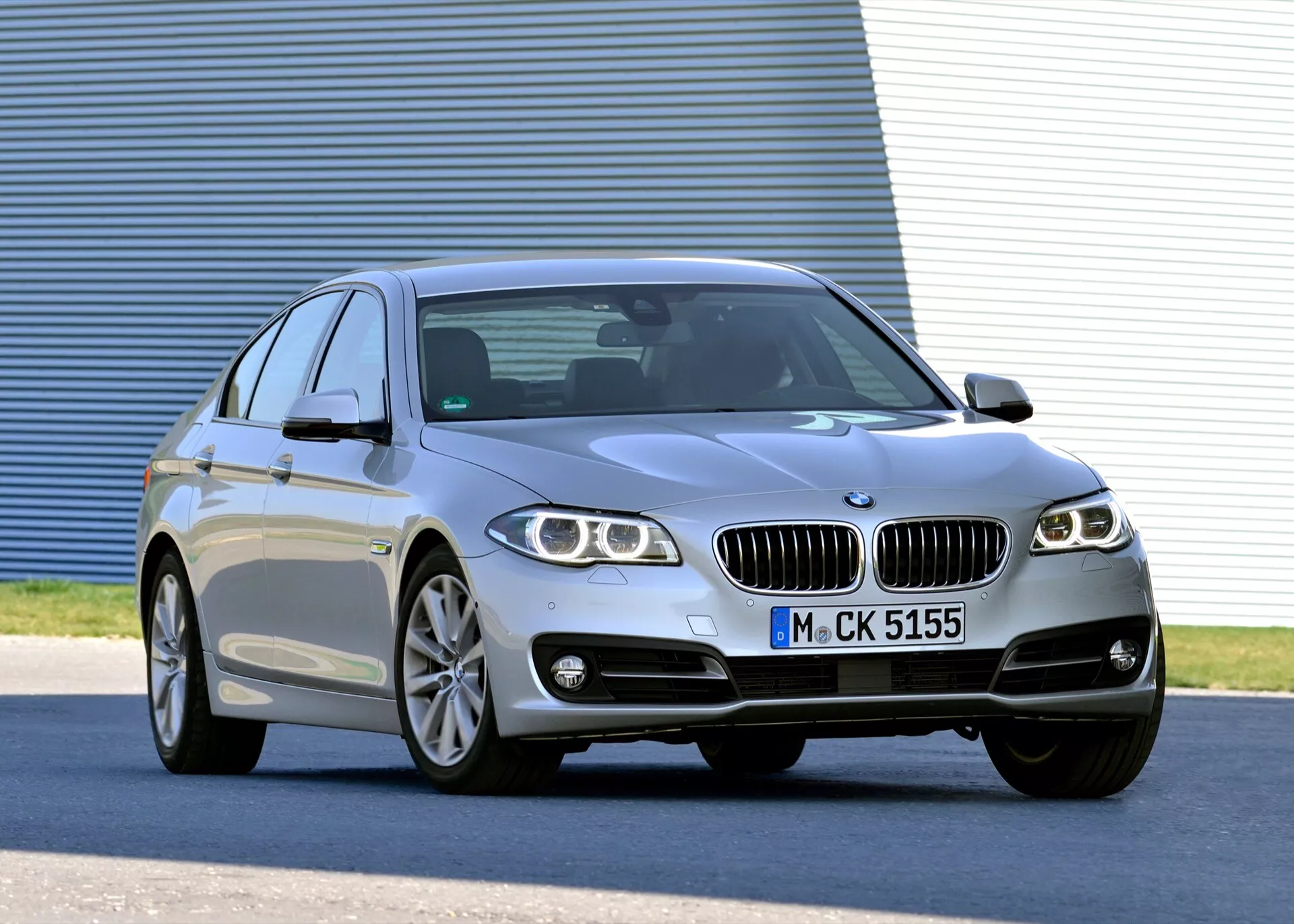 2013 BMW 5-serien (F07-F10-F10M-F11-Facelift) silverfärgad lyxsedan i tre fjärdedels framvy som visar LED-strålkastare, aluminiumsfälgar, dubbel njurformad grill, sportig fyradörrars kaross med coupéliknande taklinje och avancerade teknikfunktioner
