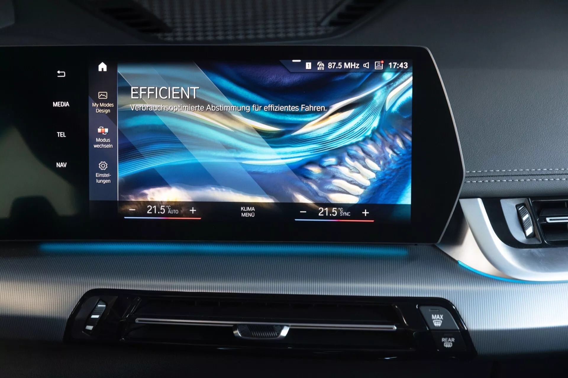 Interiörteknik i BMW X1 (U11) 2022 med fokus på infotainment centerkonsolen med högupplöst display, EfficientDynamics-funktion och inställningar för tvåzons klimatkontroll