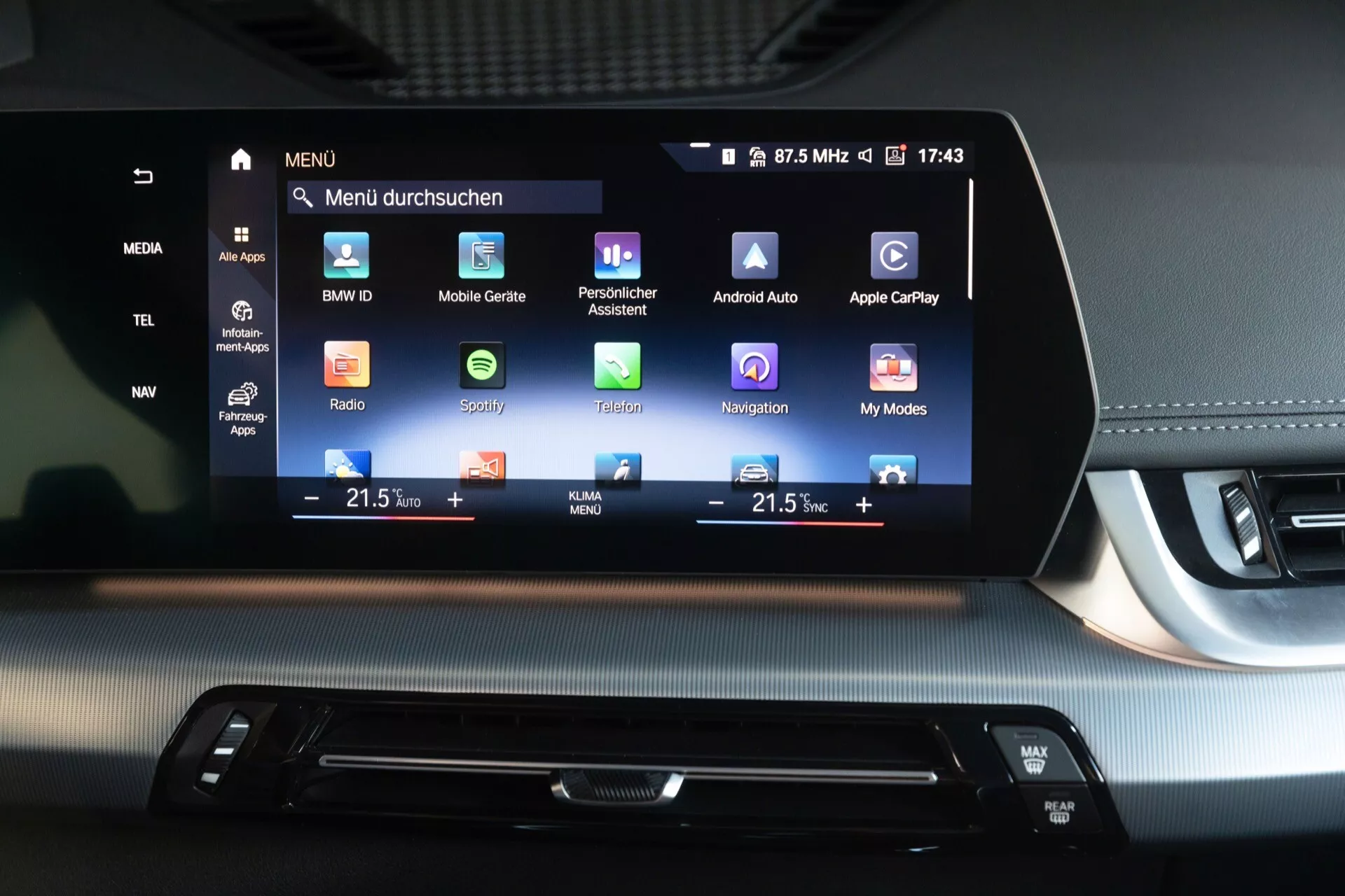 Närbild av BMW X1 2022 (U11) infotainmentsystemskärm som visar multimedia, navigation och inställningar för BMW iDrive med anslutningsalternativ för Android Auto och Apple CarPlay
