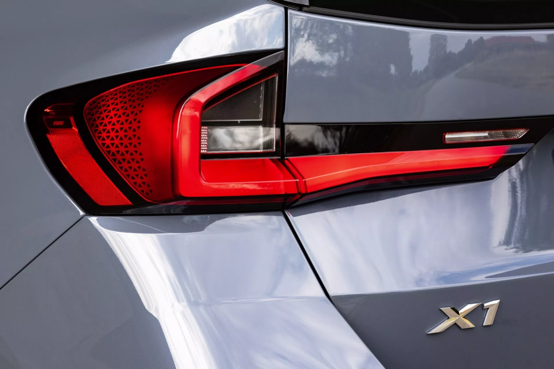 Närbild på bakre hörnet av BMW X1 2022 (U11) med fokus på LED-baklyktans design och en del av bakluckan