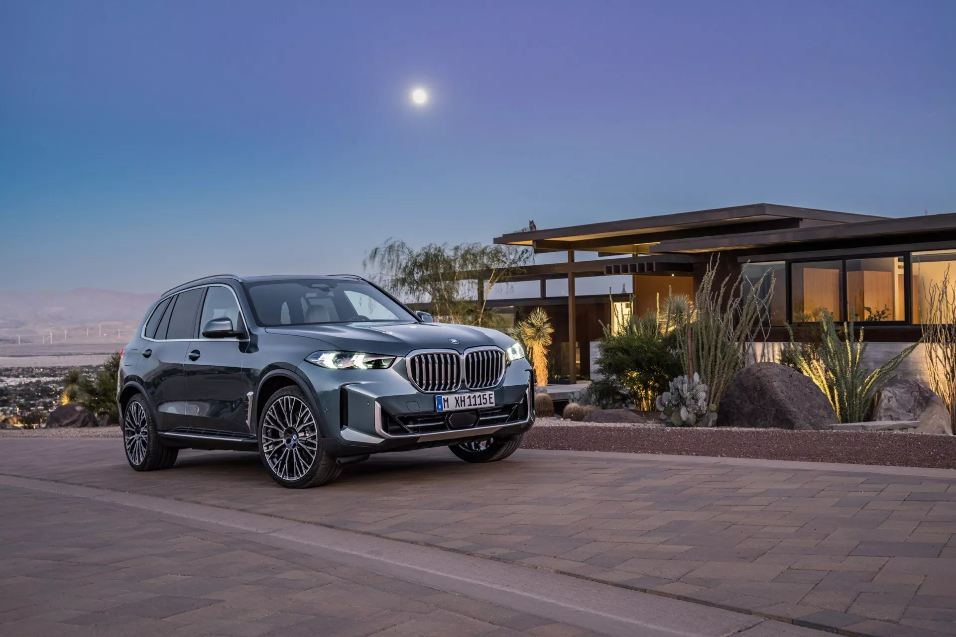 BMW X5 2023 (G05-F95-Facelift) som visar upp sin snygga design och moderna funktioner