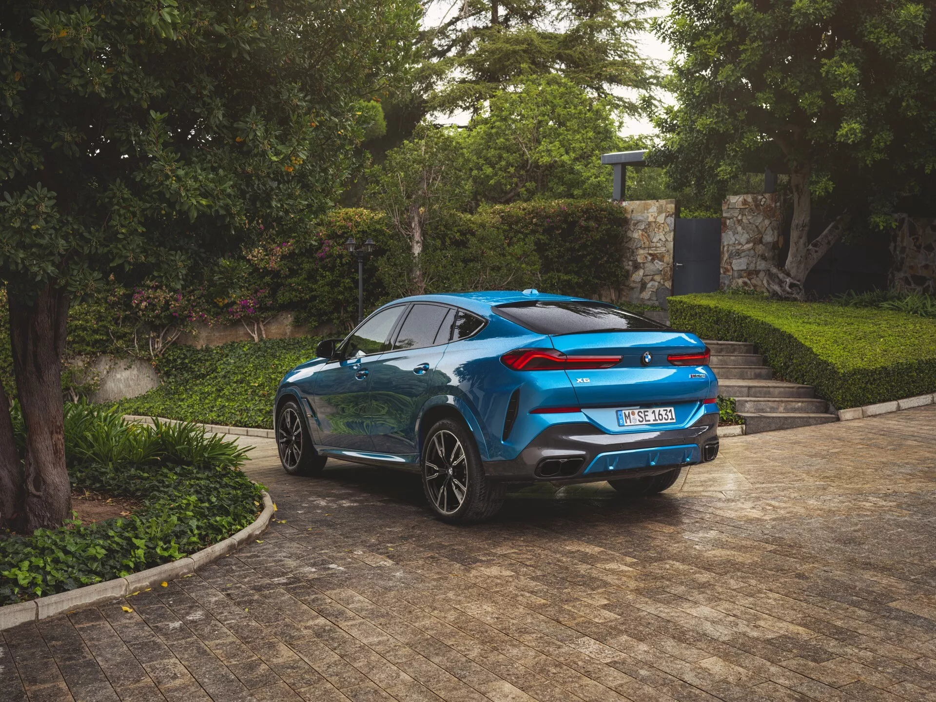 2023 års BMW X6 (G06-F96) facelift-modell i dynamisk pose som visar upp snygg design och avancerade funktioner