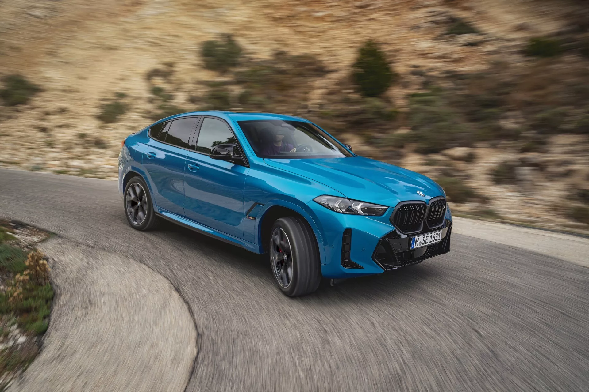 BMW X6 2023 (G06-F96 Facelift) visar upp sin slanka design, avancerade aerodynamik och lyxiga interiör i en livlig miljö