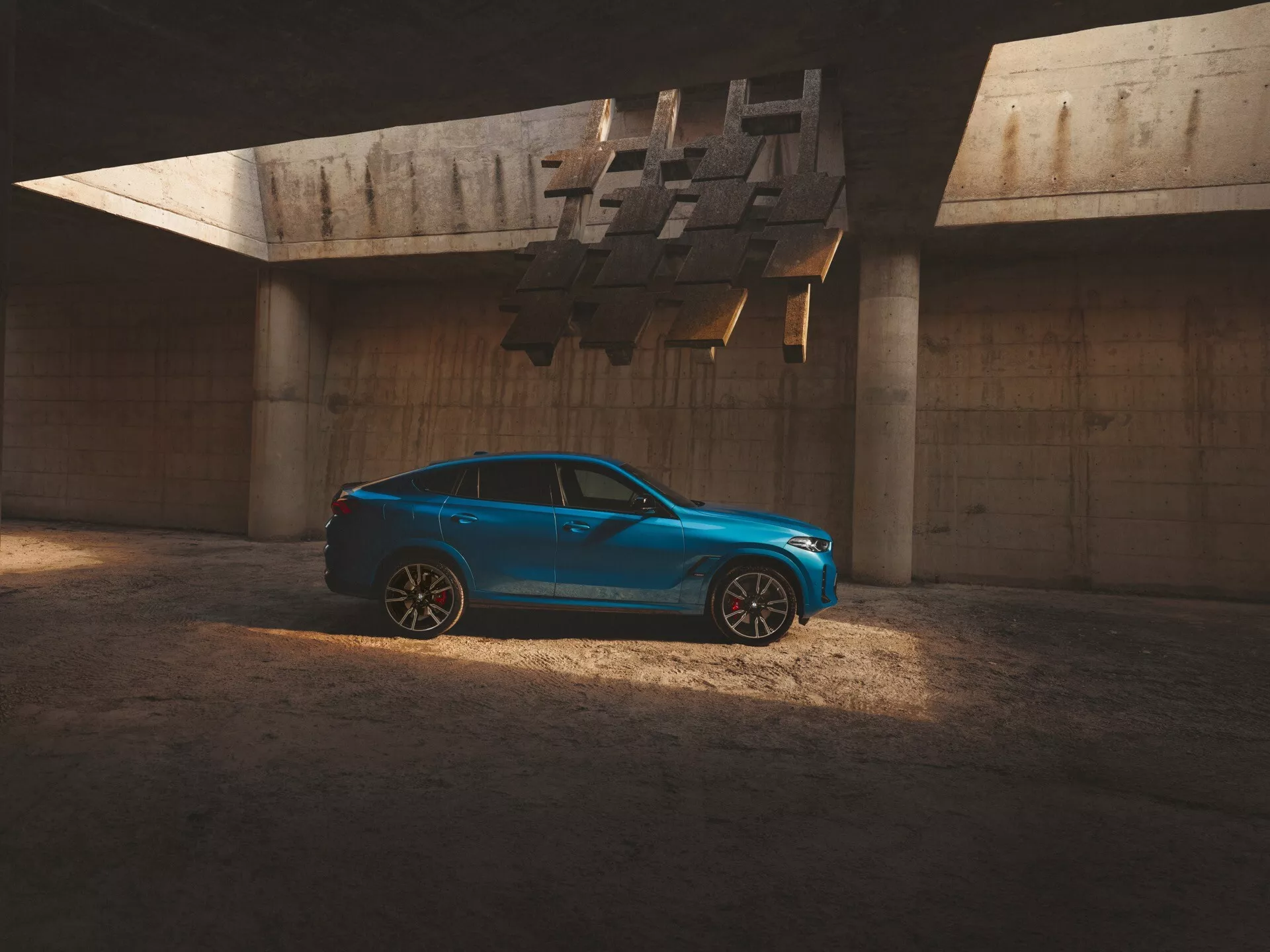 Faceliftad modell av BMW X6 2023 (G06-F96) i dynamisk pose som visar detaljer, avancerade funktioner och snygg design