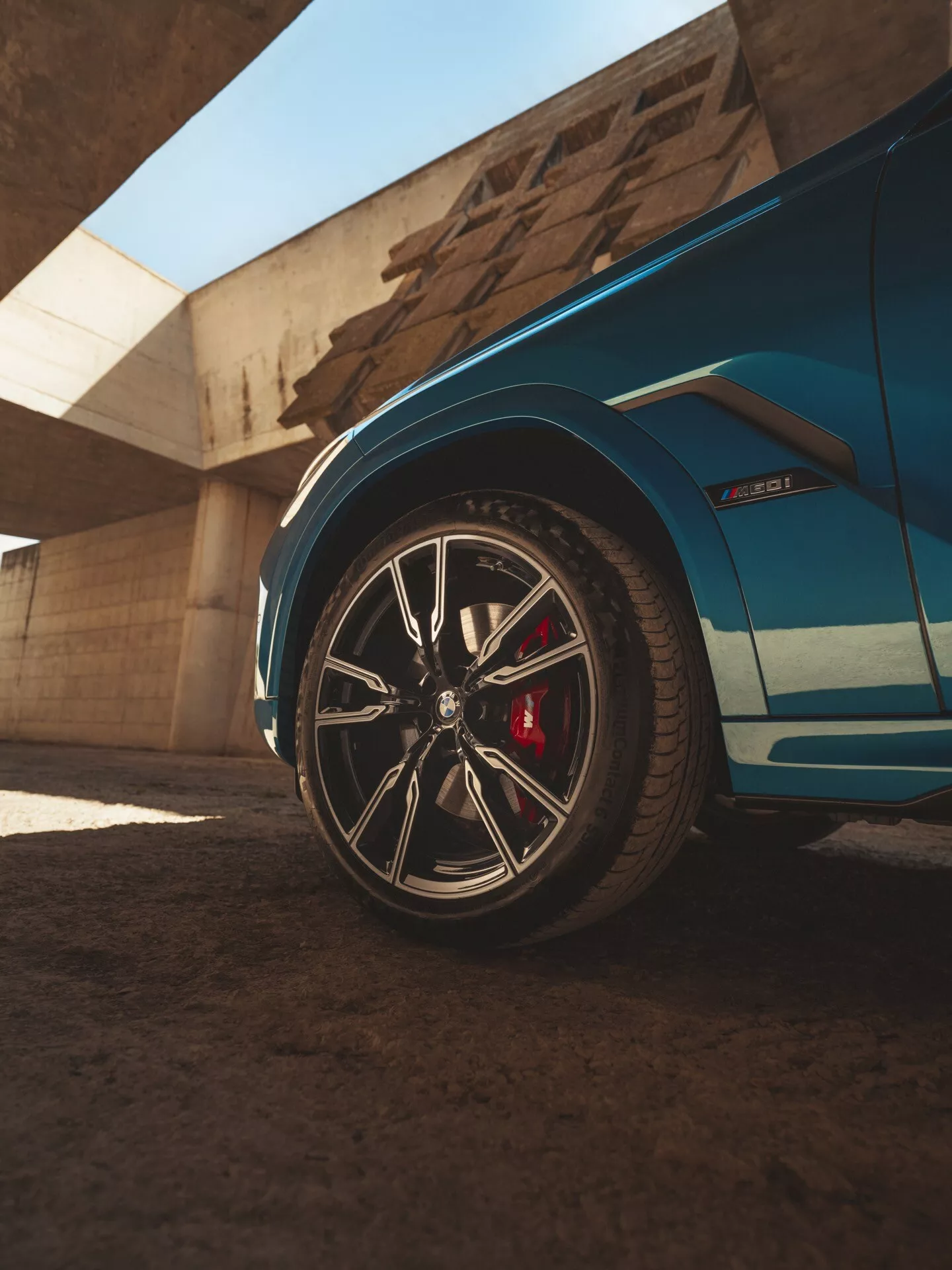 BMW X6 2023 (G06 F96 ansiktslyft) visar upp sin eleganta design och avancerade funktioner i en dynamisk pose