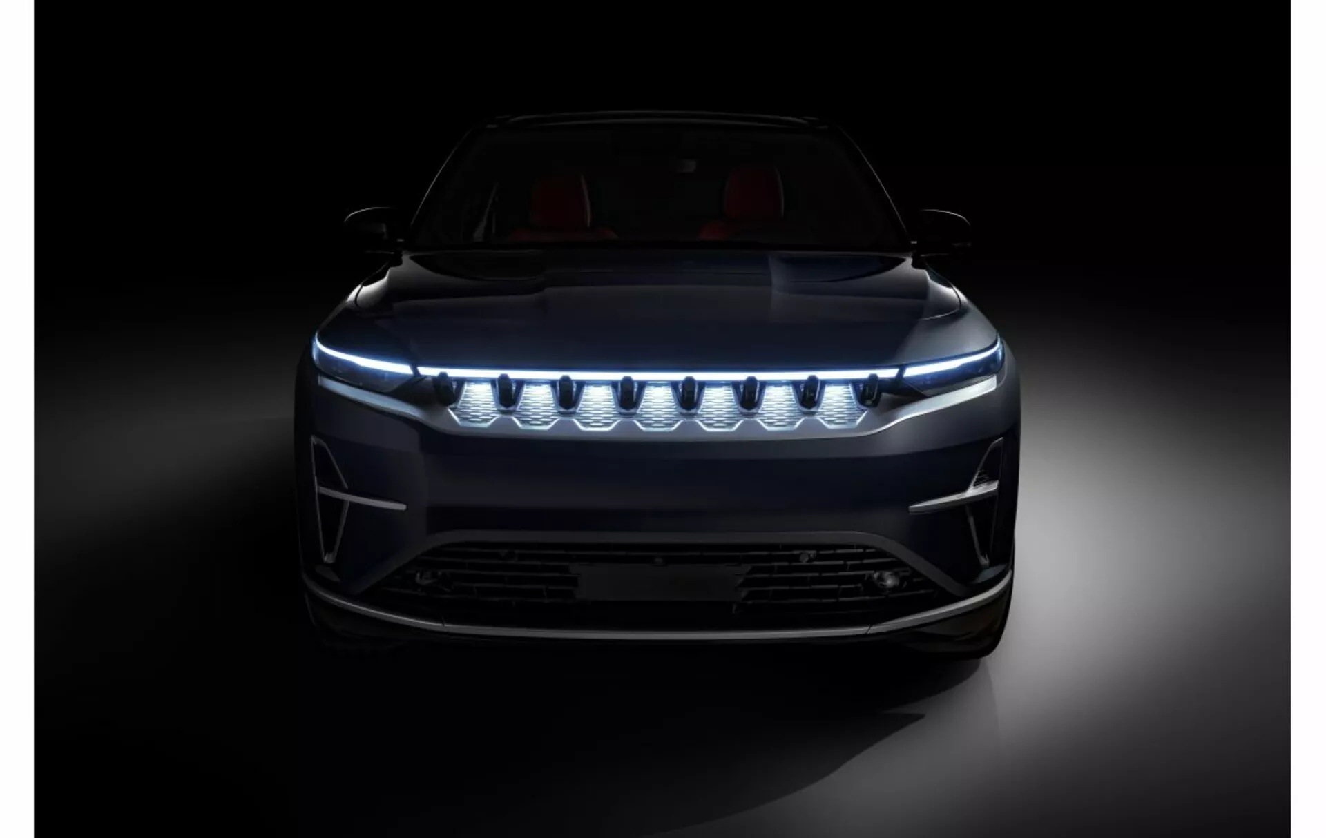 Framifrån vy av BMW X6 2014 som visar modern och slank design, segmenterade LED-strålkastare och sportig stötfångare med möjlig betoning på hybrid- eller elektrisk teknik