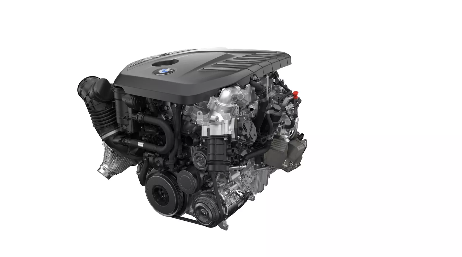 Detaljerad vy av BMW X7 2022 (G07-facelift) turboladdade motor från framsidan höger sida, med framträdande motorlock, komponenter för tillbehörsdrift inklusive generator och vattenpump, diverse slangar och kabelhärvor, som antyder modern förbränningsteknik med utsläppskontroll, isolerad för att framhäva motordesign och prestandafunktioner.