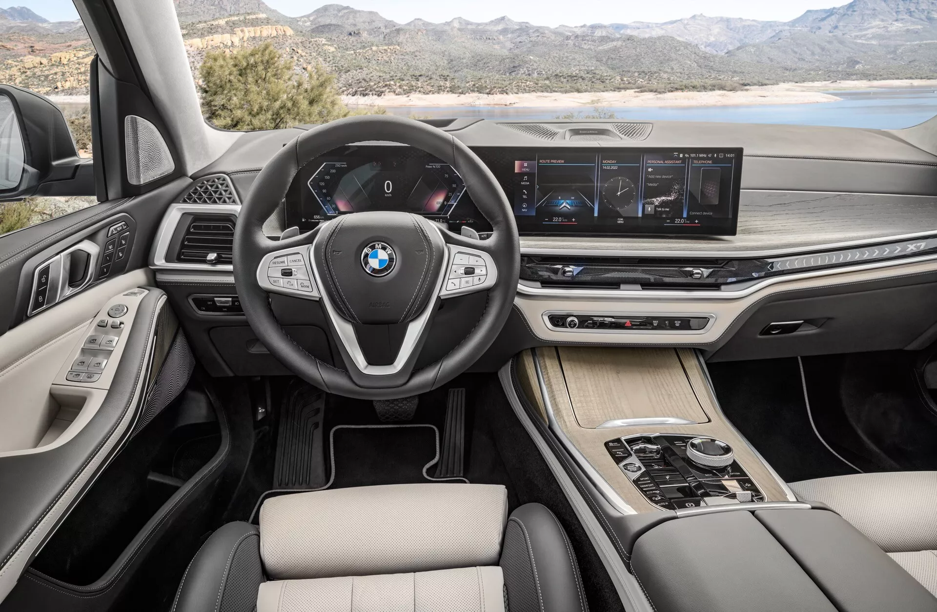 Interiörvy av BMW X7 2022 (G07-Facelift) som framhäver förarområdet och mittkonsolen med digital instrumentpanel och multifunktionsratt