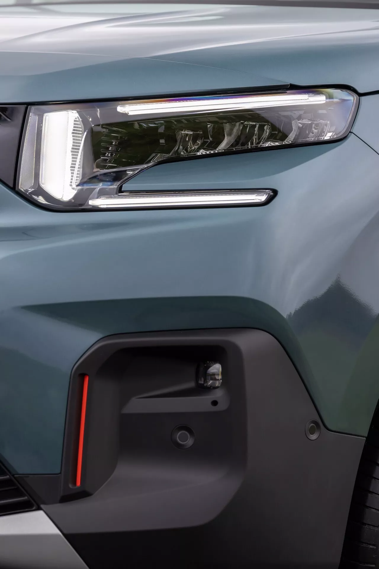 Närbild av Citroen Berlingo 2024 (3:e generationens ansiktslyft) som fokuserar på det eleganta LED-strålkastaren och området runt framskärmen med en modern designestetik
