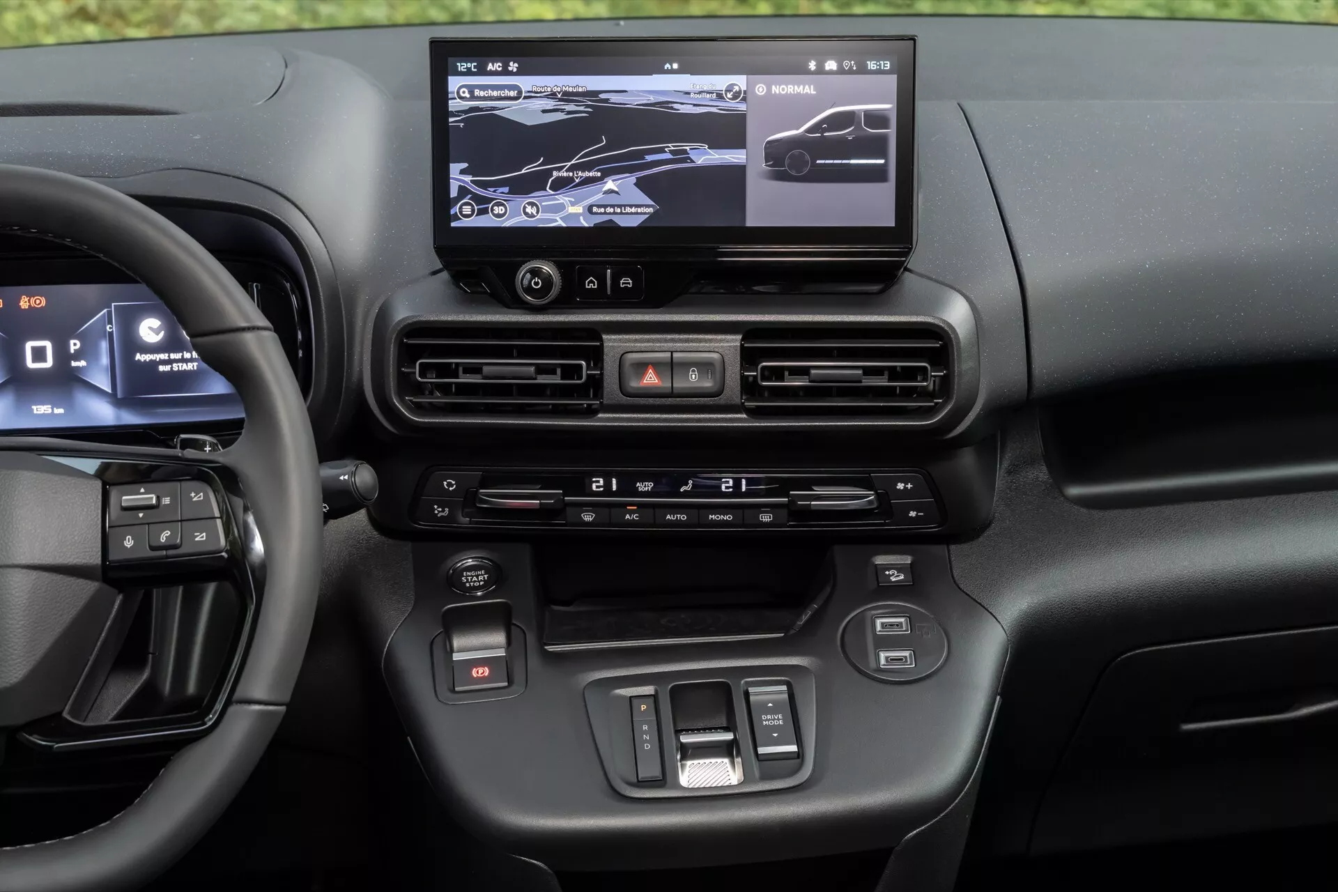 Interiör instrumentbräda i Citroen Berlingo 2024 (3:e generationen, ansiktslyft) med digital instrumentpanel, multifunktionsratt, pekskärmsinfotainmentsystem med navigation, klimatkontrollknappar och förarassistansknappar